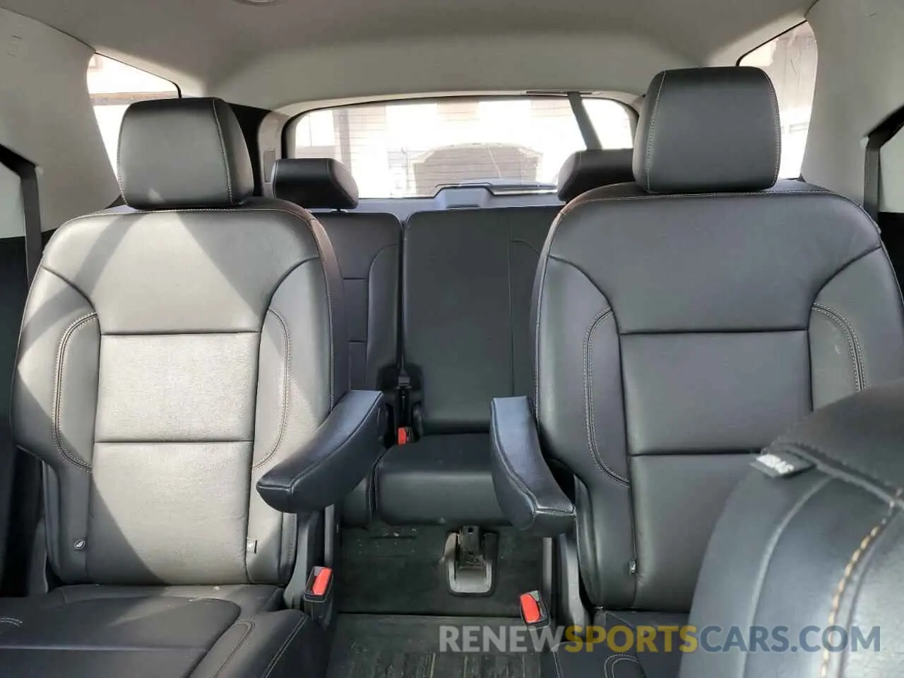 10 Photograph of a damaged car 1GNEVHKW8KJ224841 CHEVROLET TRAVERSE 2019