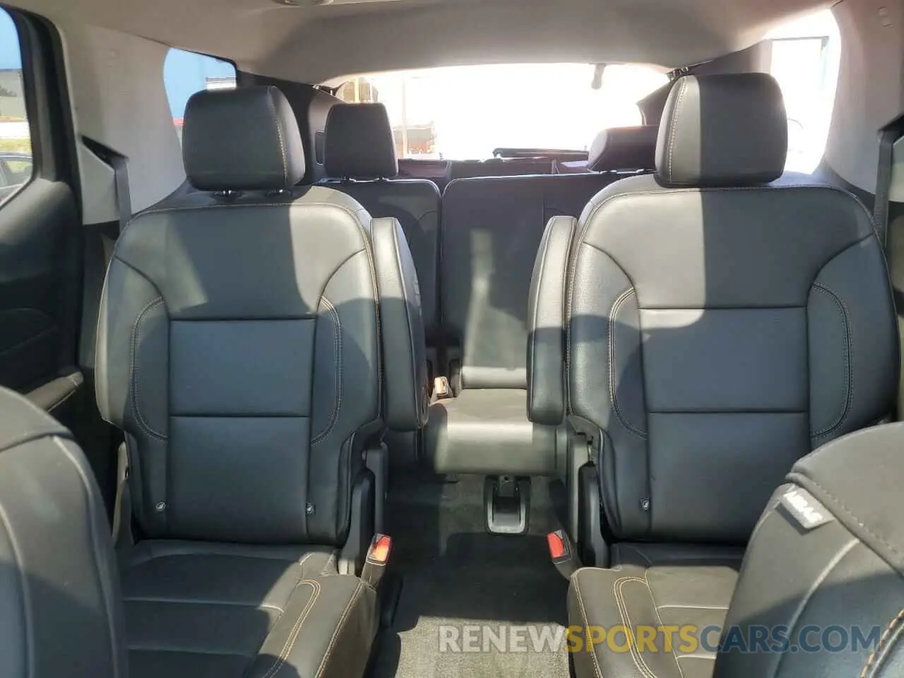 10 Photograph of a damaged car 1GNEVHKW9KJ186150 CHEVROLET TRAVERSE 2019