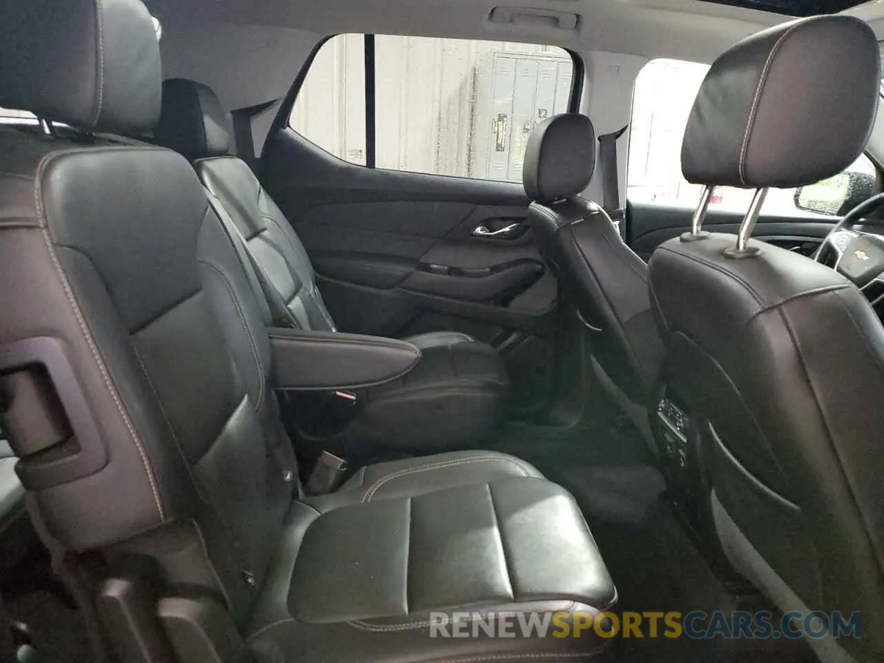 11 Photograph of a damaged car 1GNEVKKW1KJ233314 CHEVROLET TRAVERSE 2019