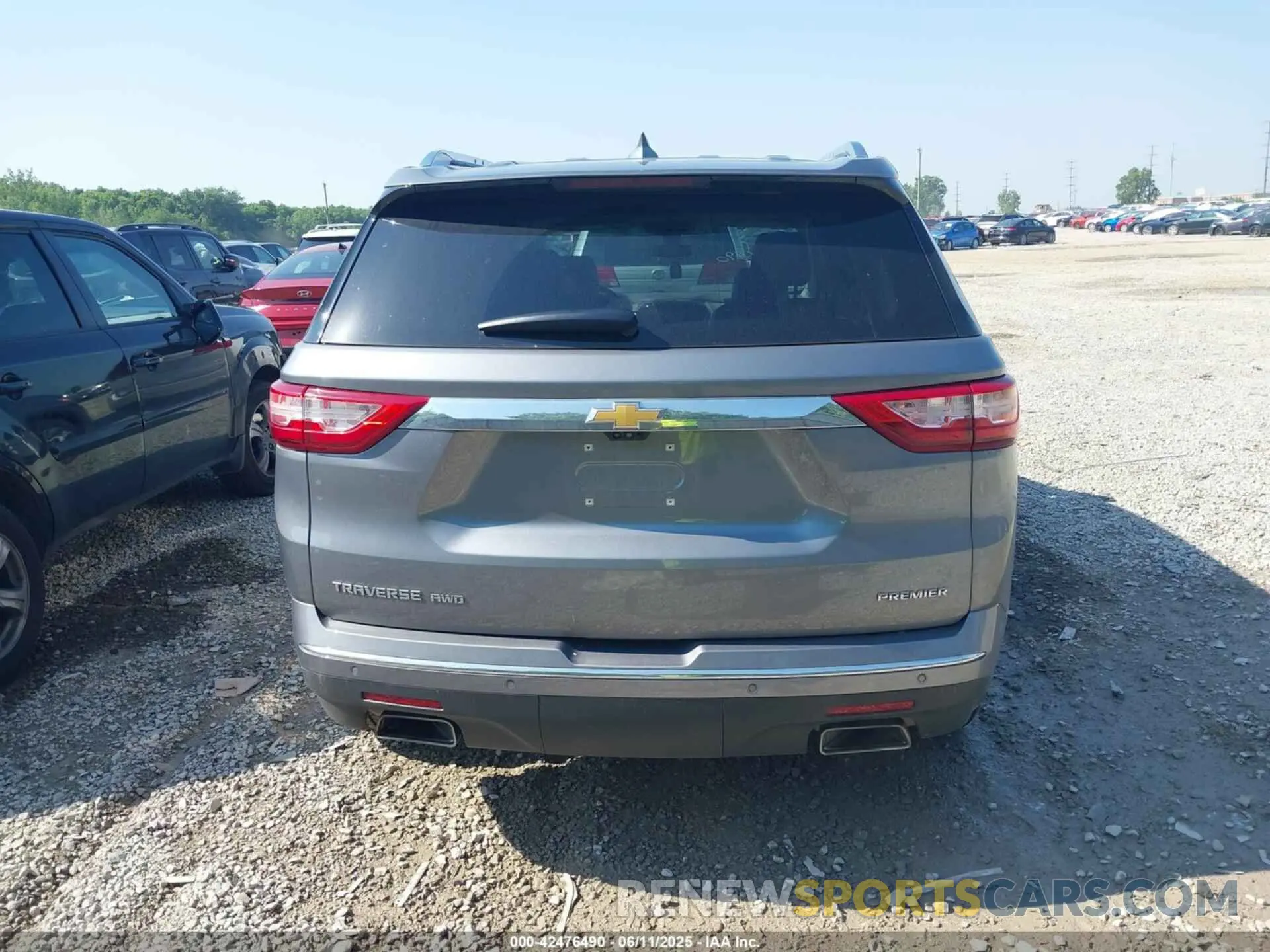 17 Photograph of a damaged car 1GNEVKKW3KJ224498 CHEVROLET TRAVERSE 2019
