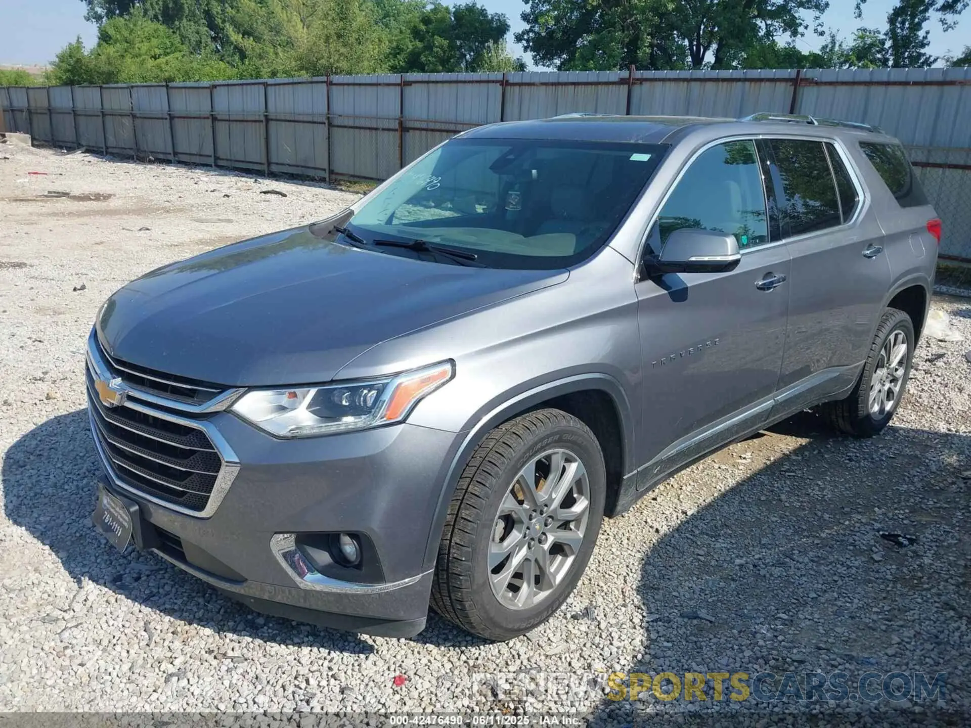2 Photograph of a damaged car 1GNEVKKW3KJ224498 CHEVROLET TRAVERSE 2019