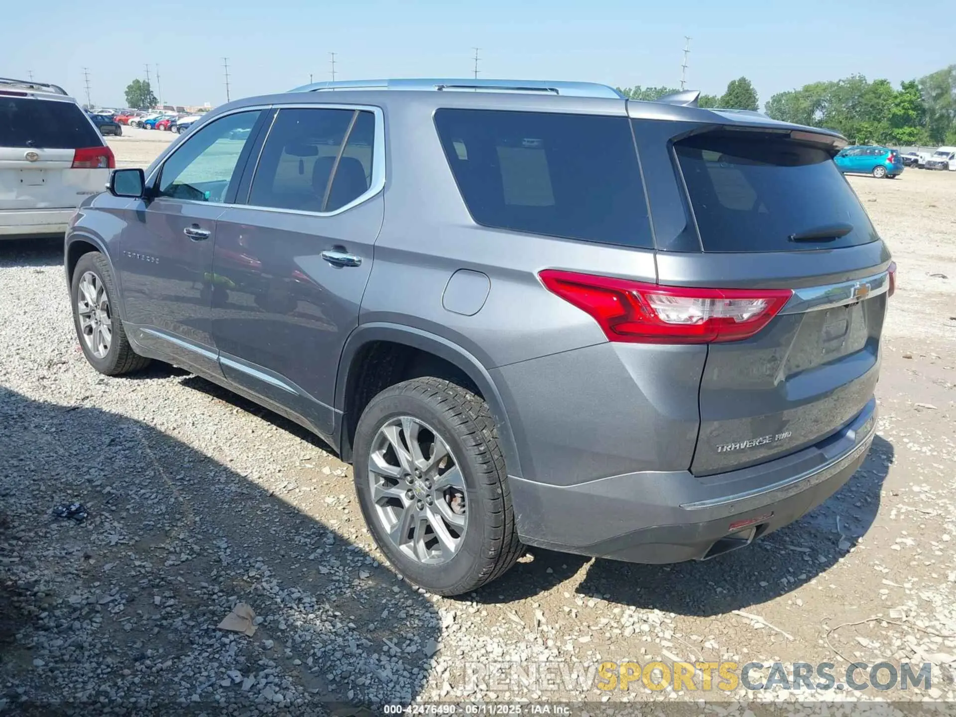 3 Photograph of a damaged car 1GNEVKKW3KJ224498 CHEVROLET TRAVERSE 2019