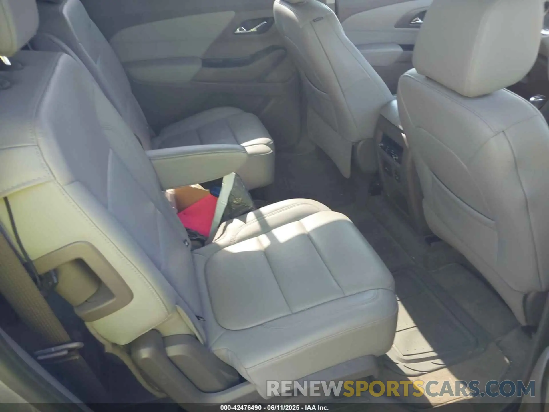 8 Photograph of a damaged car 1GNEVKKW3KJ224498 CHEVROLET TRAVERSE 2019