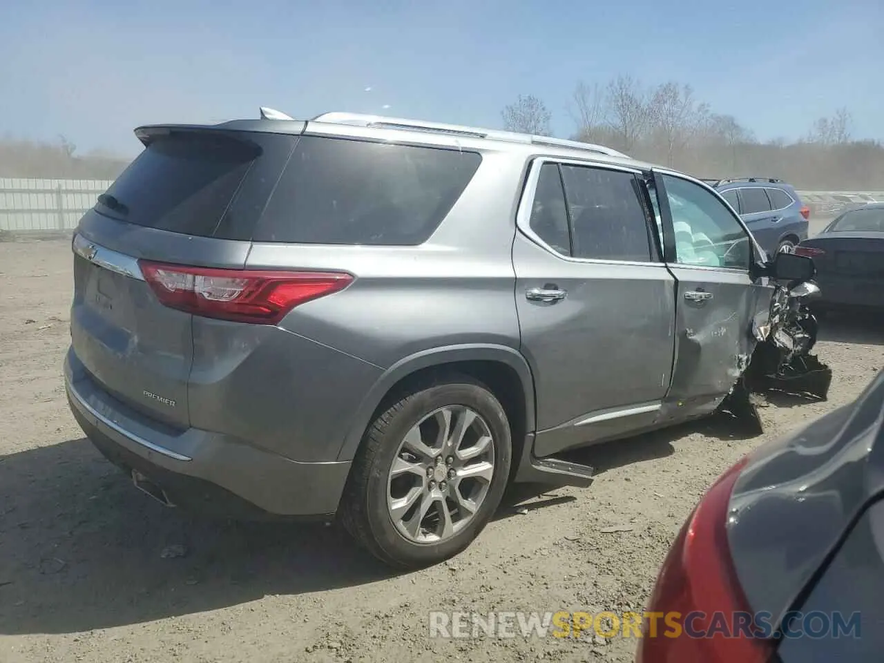3 Photograph of a damaged car 1GNEVKKW4KJ205362 CHEVROLET TRAVERSE 2019