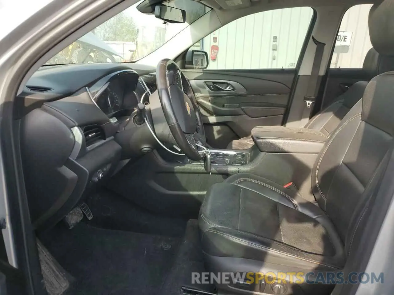 7 Photograph of a damaged car 1GNEVKKW4KJ215969 CHEVROLET TRAVERSE 2019