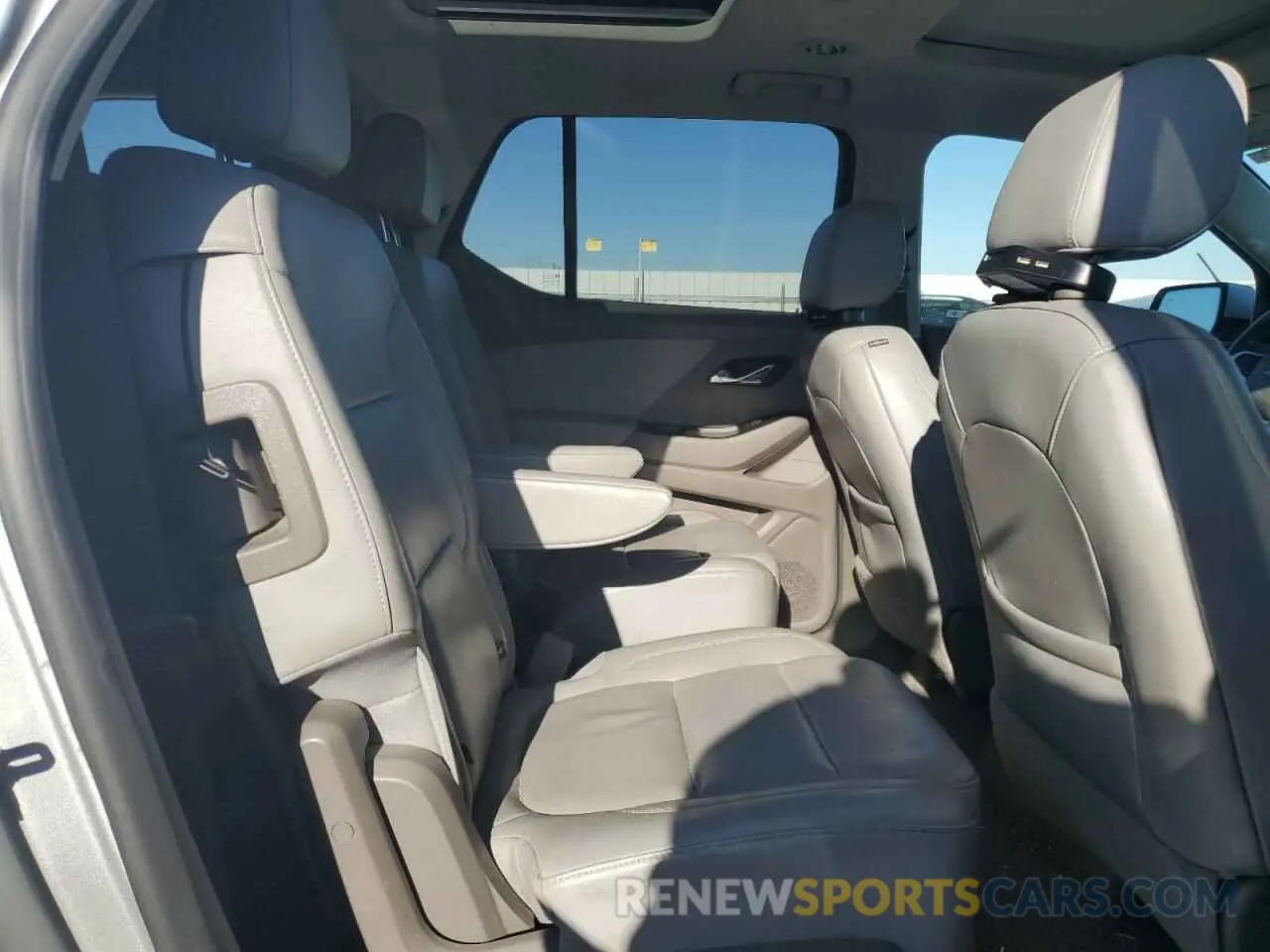 11 Фотография поврежденного автомобиля 1GNEVKKW6KJ154057 CHEVROLET TRAVERSE 2019