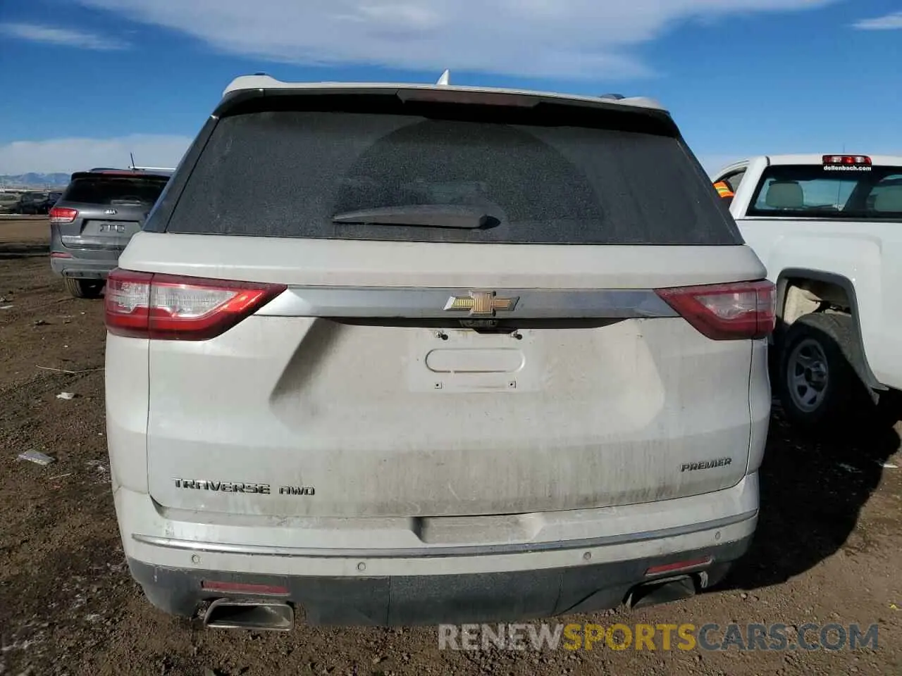 6 Photograph of a damaged car 1GNEVKKWXKJ271611 CHEVROLET TRAVERSE 2019