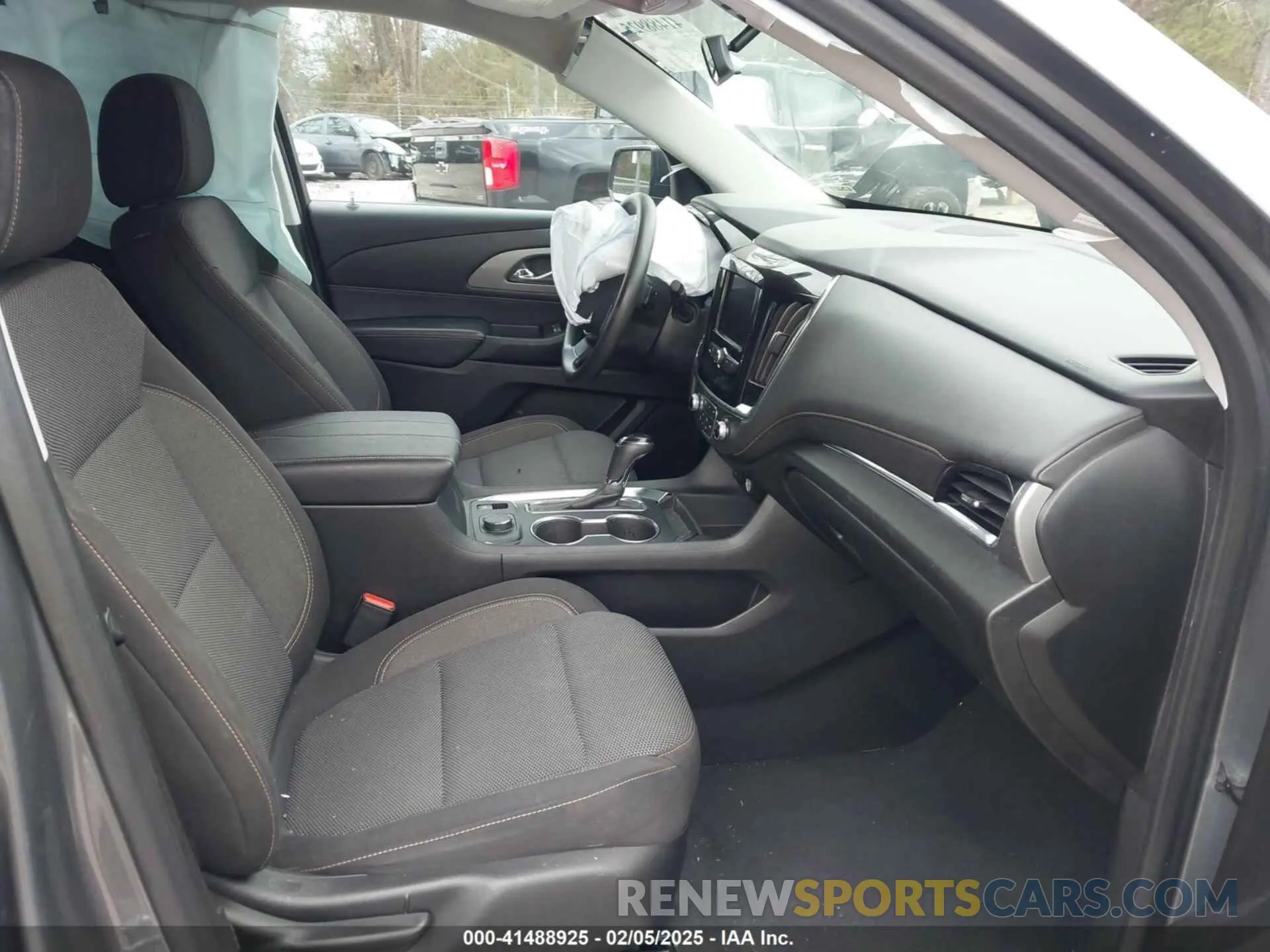 5 Photograph of a damaged car 1GNERFKW2LJ201646 CHEVROLET TRAVERSE 2020