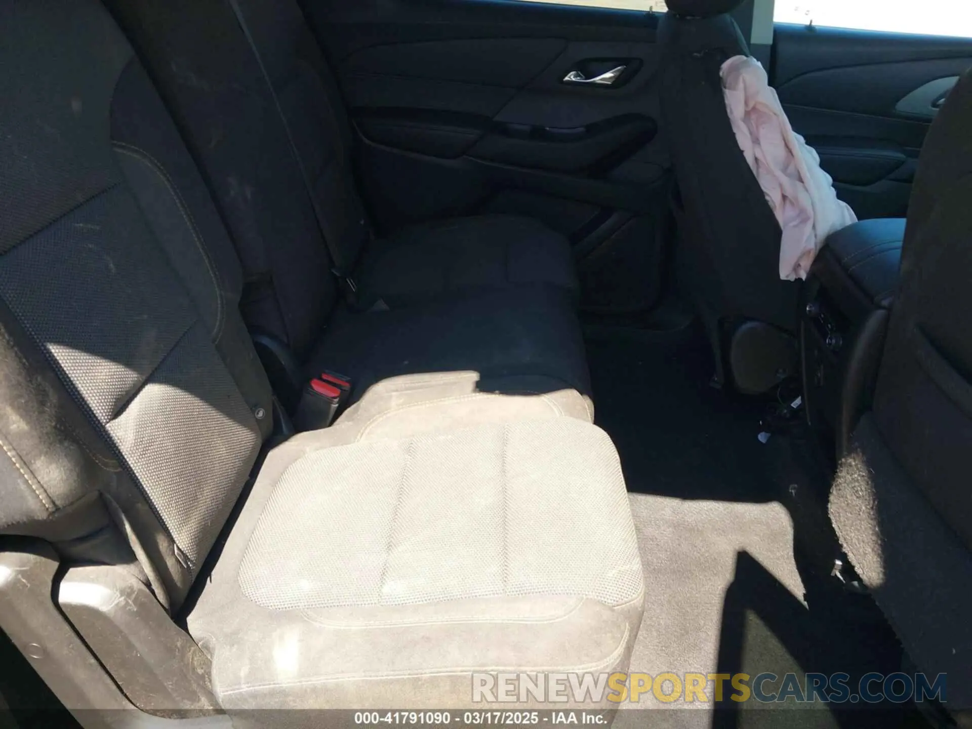 8 Photograph of a damaged car 1GNERFKW4LJ279684 CHEVROLET TRAVERSE 2020