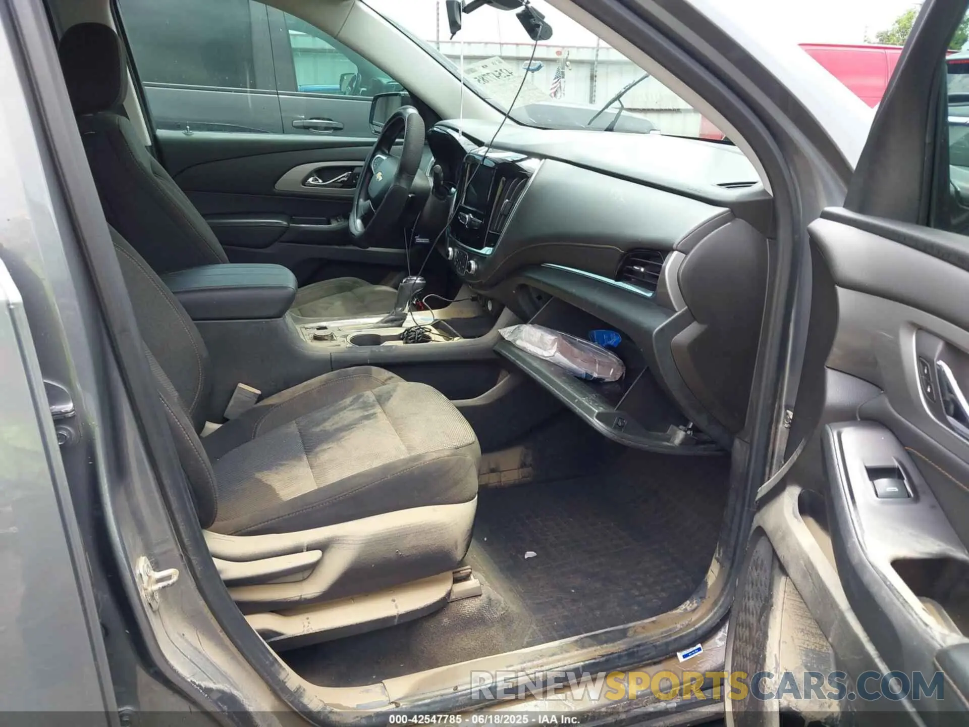 5 Photograph of a damaged car 1GNERFKW5LJ106174 CHEVROLET TRAVERSE 2020