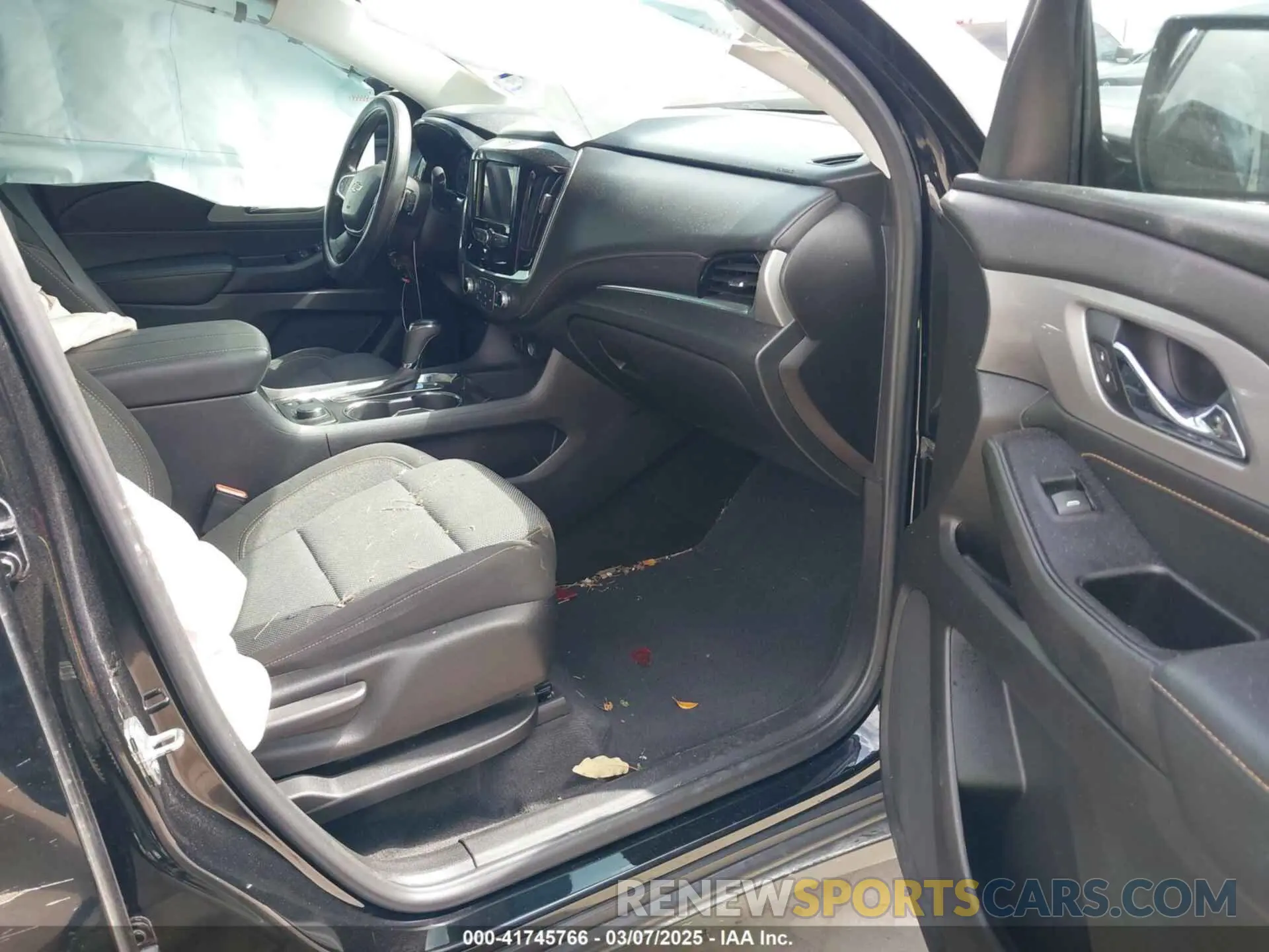 5 Photograph of a damaged car 1GNERFKW8LJ275914 CHEVROLET TRAVERSE 2020