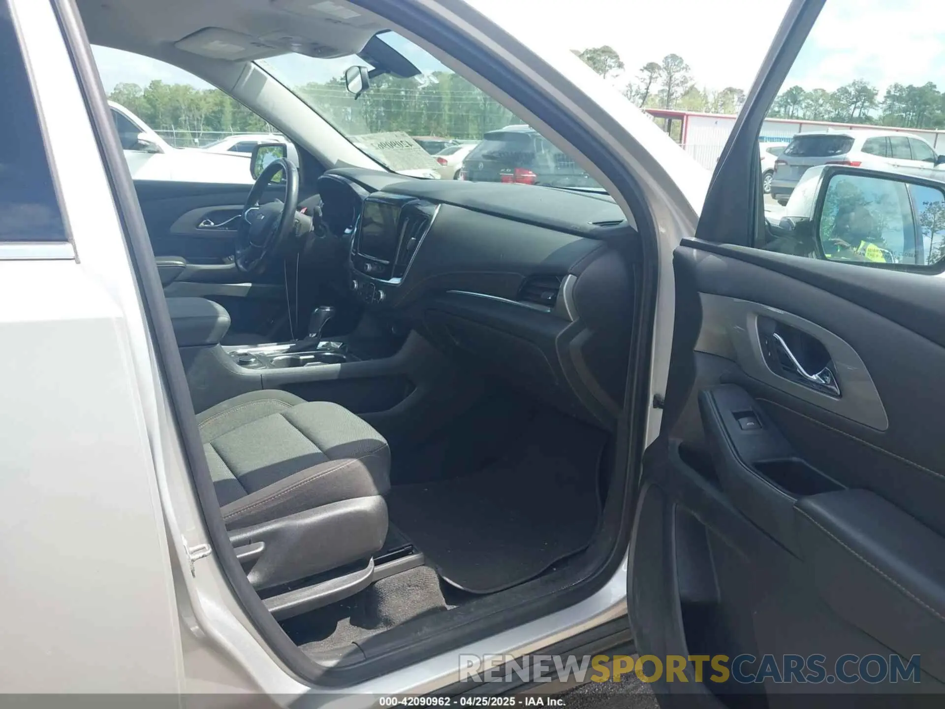 5 Photograph of a damaged car 1GNERGKW0LJ306000 CHEVROLET TRAVERSE 2020