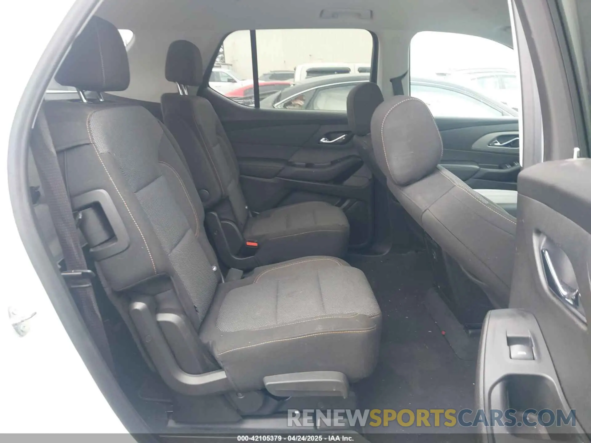 8 Photograph of a damaged car 1GNERGKW0LJ323959 CHEVROLET TRAVERSE 2020