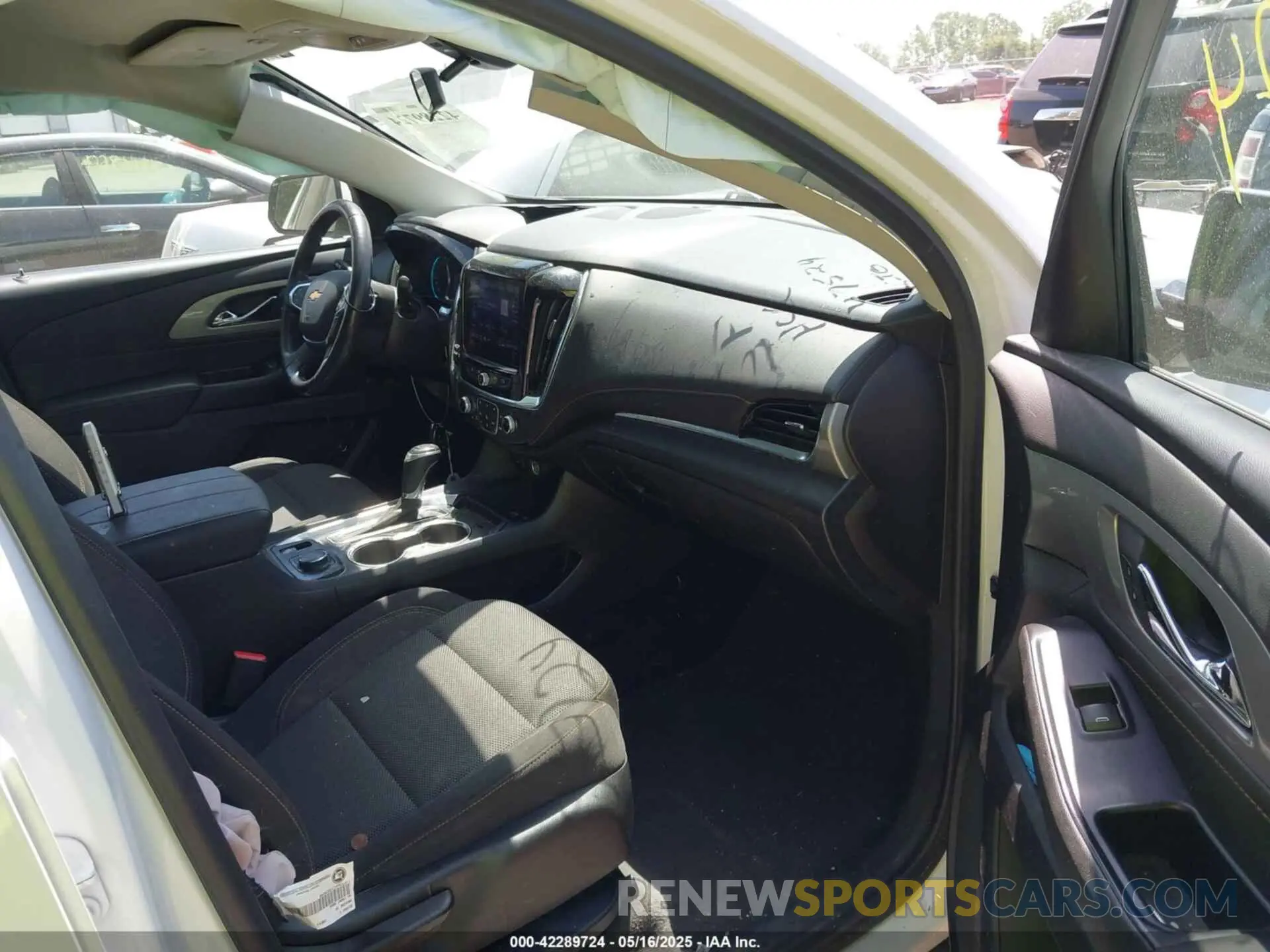 5 Photograph of a damaged car 1GNERGKW1LJ123026 CHEVROLET TRAVERSE 2020
