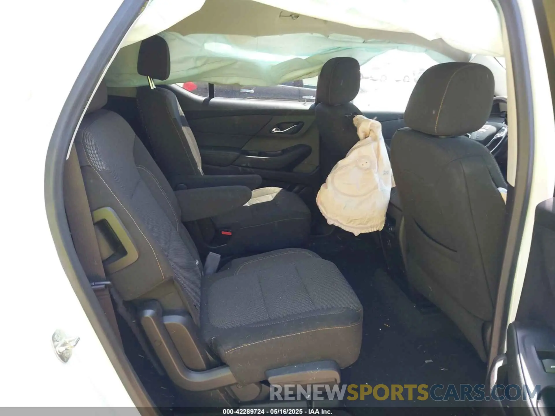 8 Photograph of a damaged car 1GNERGKW1LJ123026 CHEVROLET TRAVERSE 2020