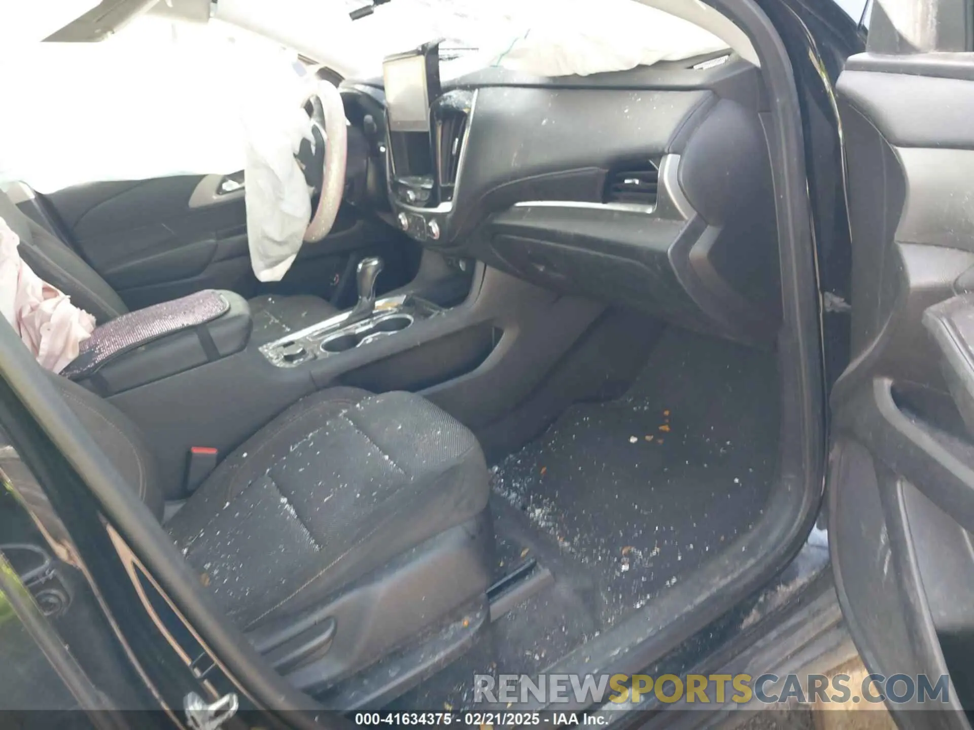 5 Photograph of a damaged car 1GNERGKW1LJ166877 CHEVROLET TRAVERSE 2020