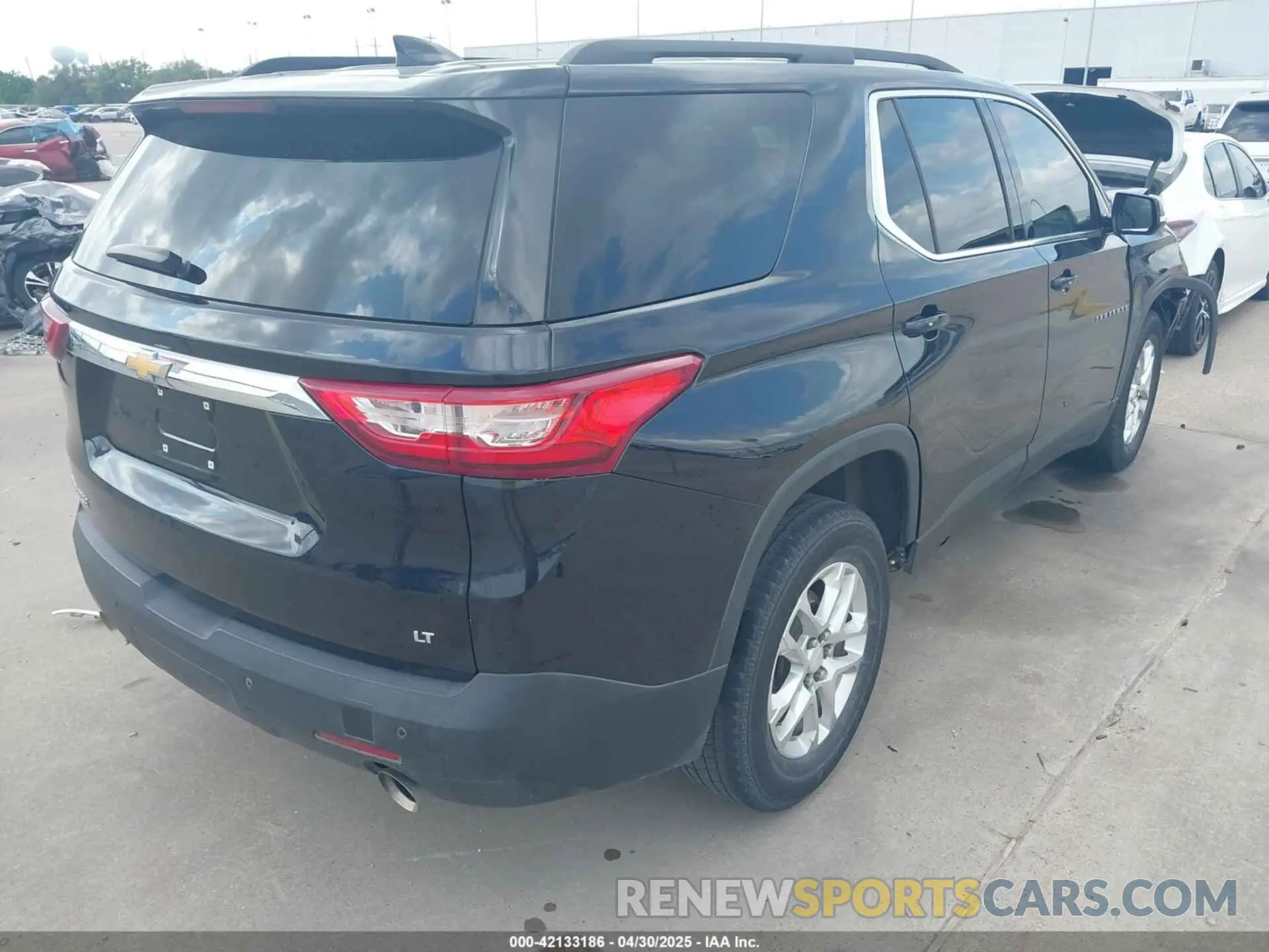 4 Photograph of a damaged car 1GNERGKW7LJ153664 CHEVROLET TRAVERSE 2020