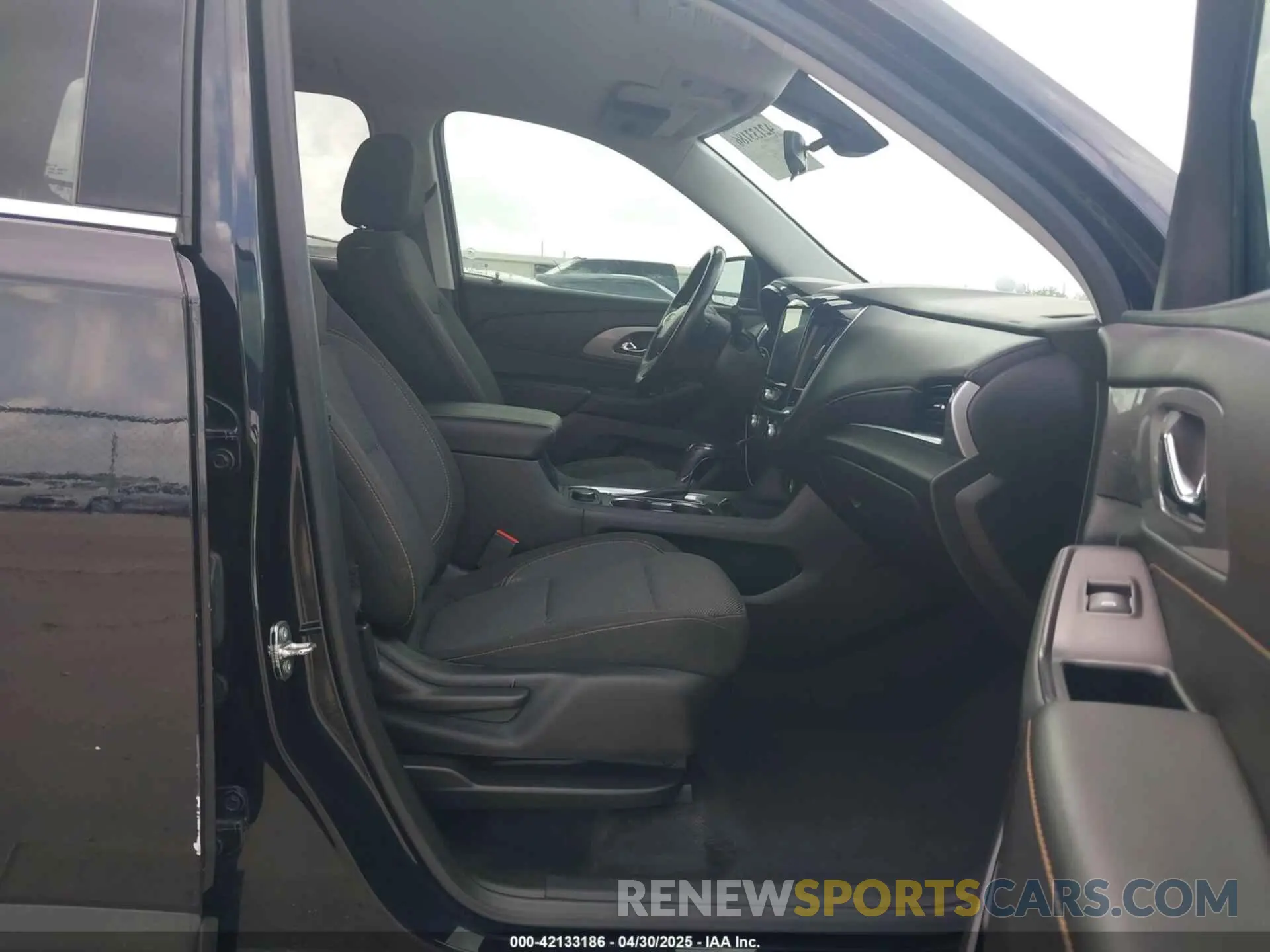 5 Photograph of a damaged car 1GNERGKW7LJ153664 CHEVROLET TRAVERSE 2020
