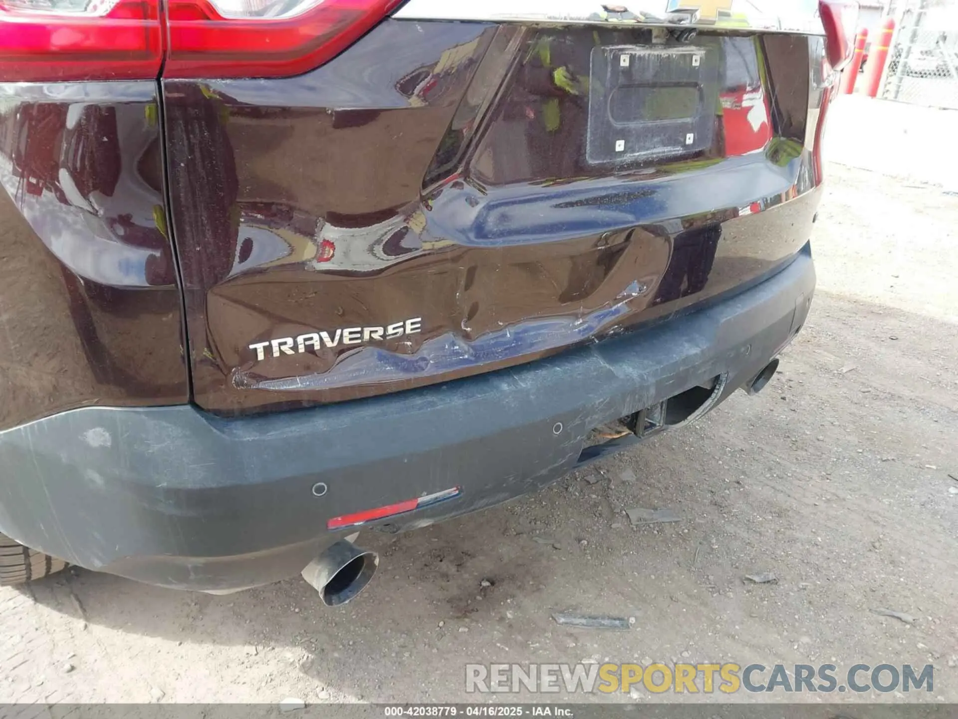 18 Photograph of a damaged car 1GNERGKW7LJ162655 CHEVROLET TRAVERSE 2020