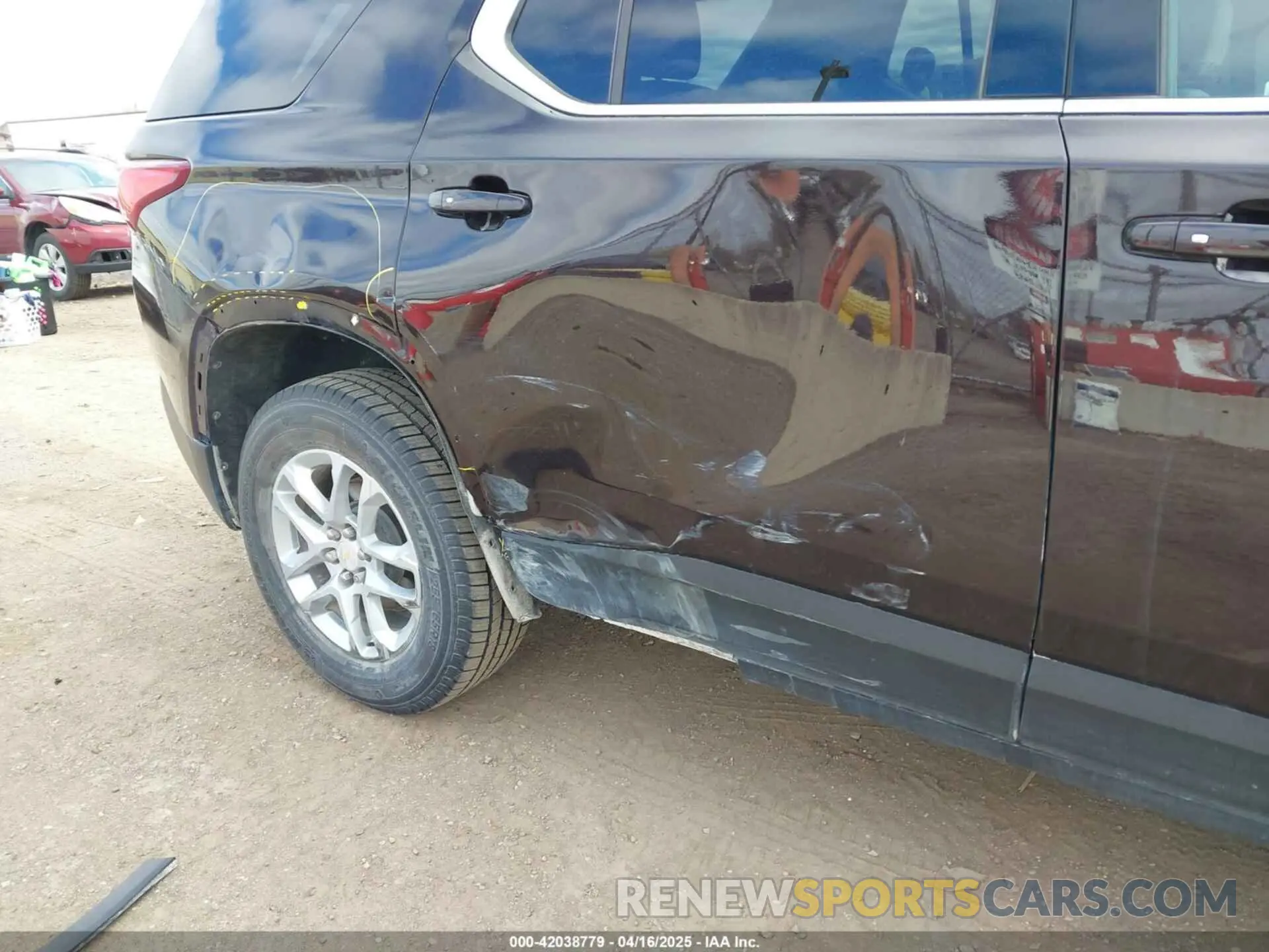 6 Photograph of a damaged car 1GNERGKW7LJ162655 CHEVROLET TRAVERSE 2020