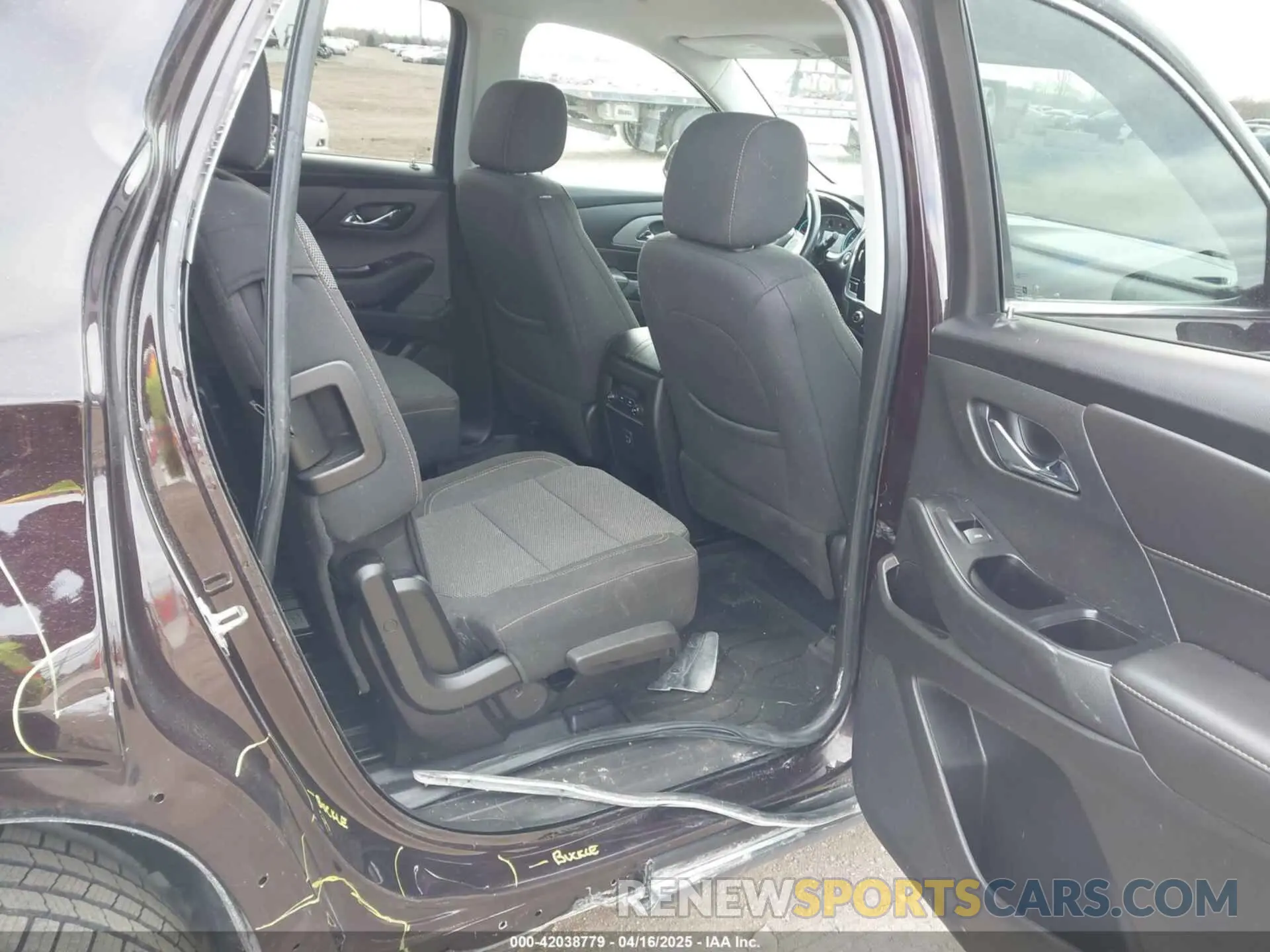8 Photograph of a damaged car 1GNERGKW7LJ162655 CHEVROLET TRAVERSE 2020