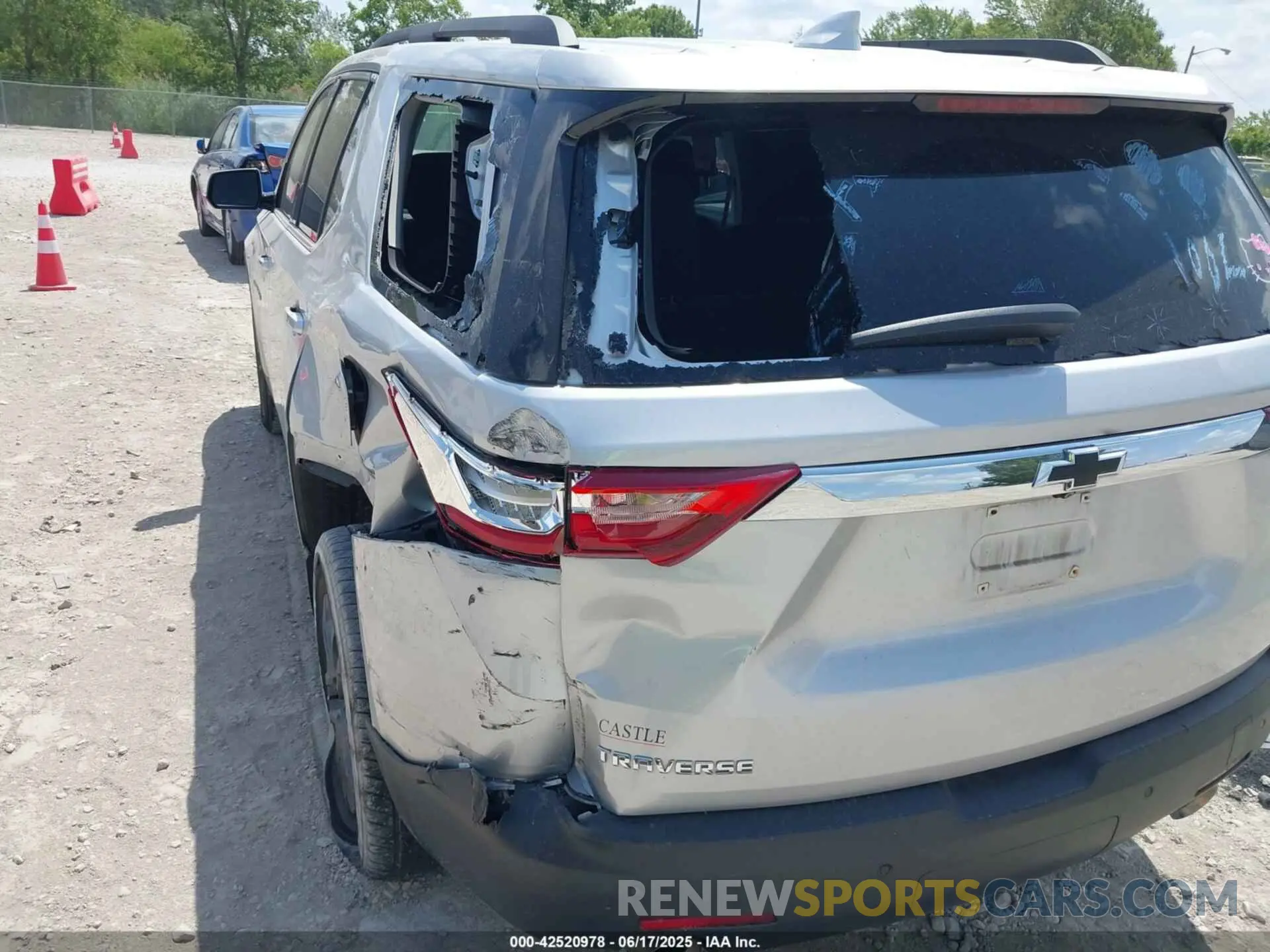 17 Photograph of a damaged car 1GNERGKW7LJ191749 CHEVROLET TRAVERSE 2020