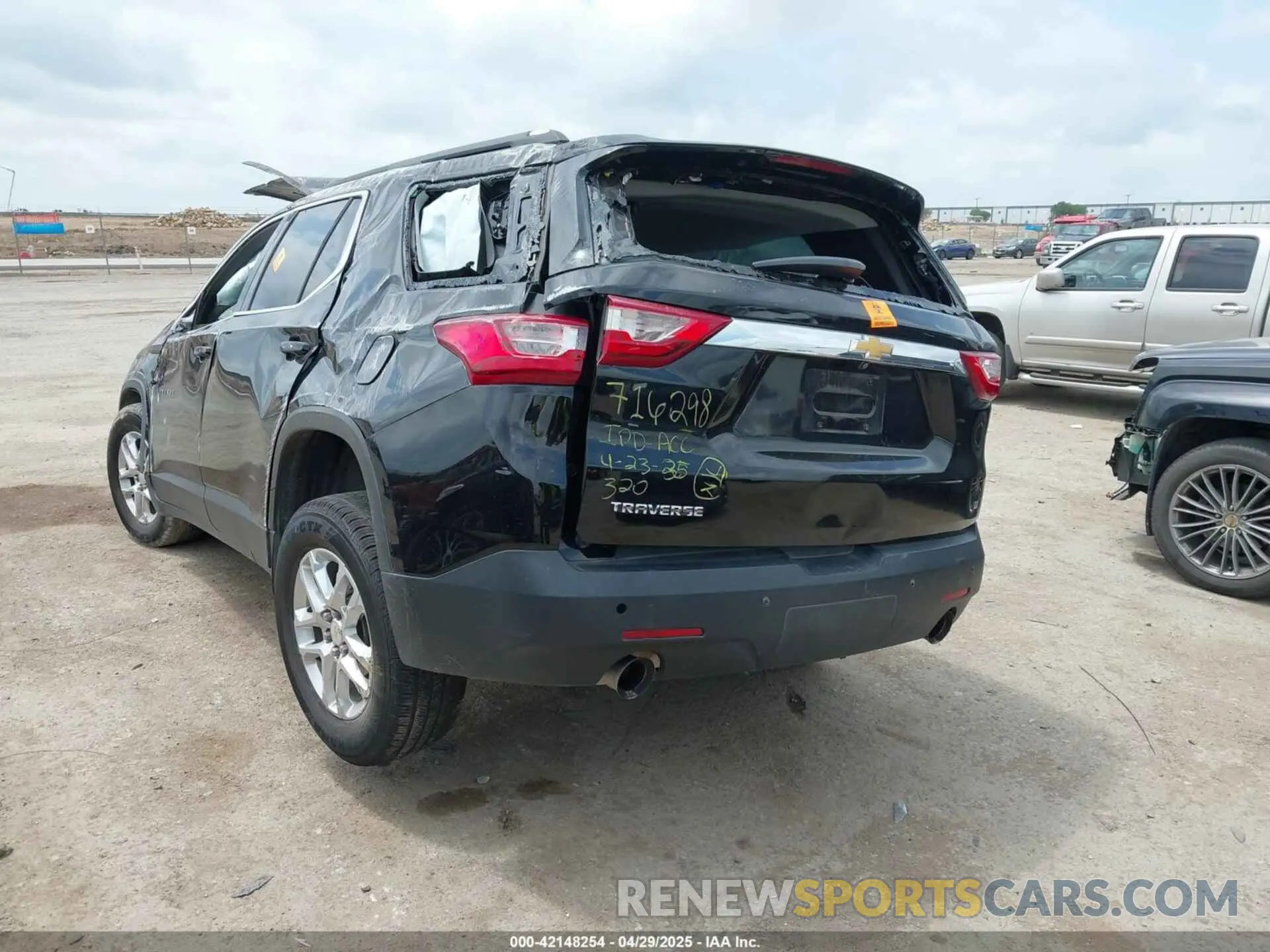 3 Photograph of a damaged car 1GNERGKW7LJ285436 CHEVROLET TRAVERSE 2020
