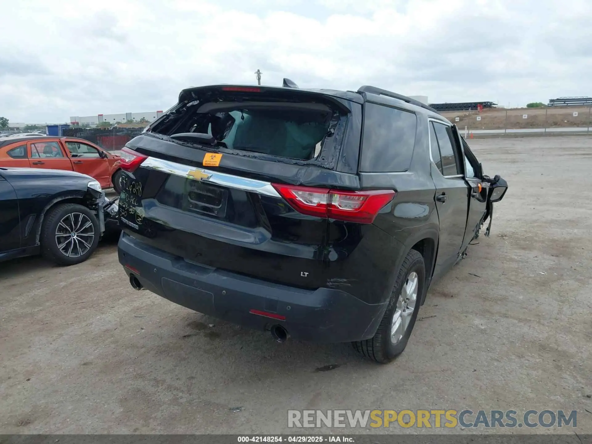 4 Photograph of a damaged car 1GNERGKW7LJ285436 CHEVROLET TRAVERSE 2020