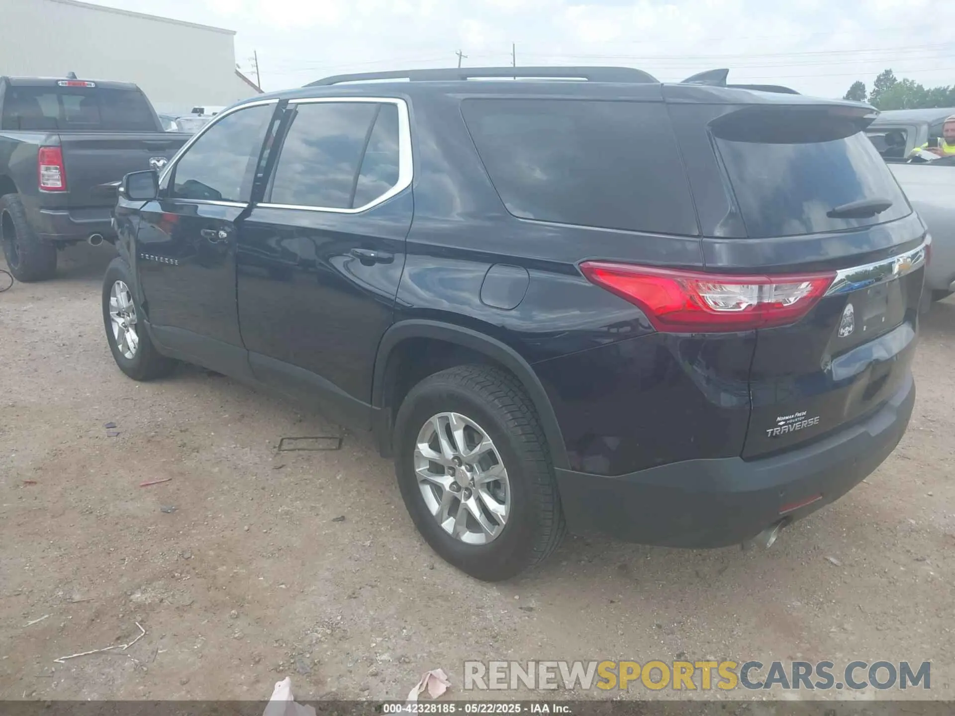 3 Photograph of a damaged car 1GNERGKW8LJ137974 CHEVROLET TRAVERSE 2020