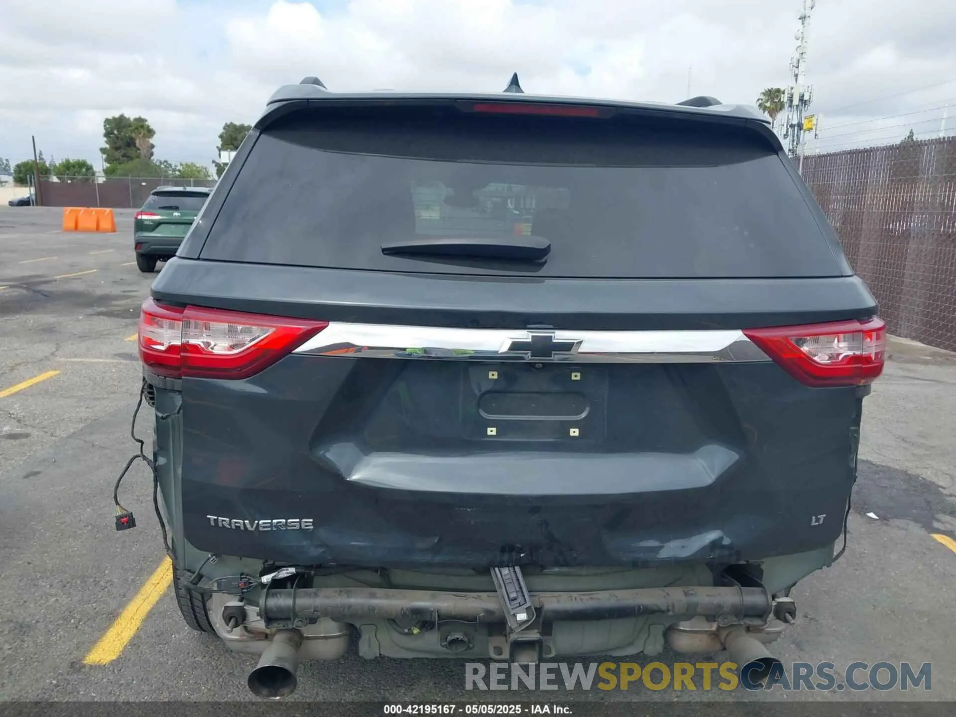 17 Photograph of a damaged car 1GNERGKWXLJ119704 CHEVROLET TRAVERSE 2020