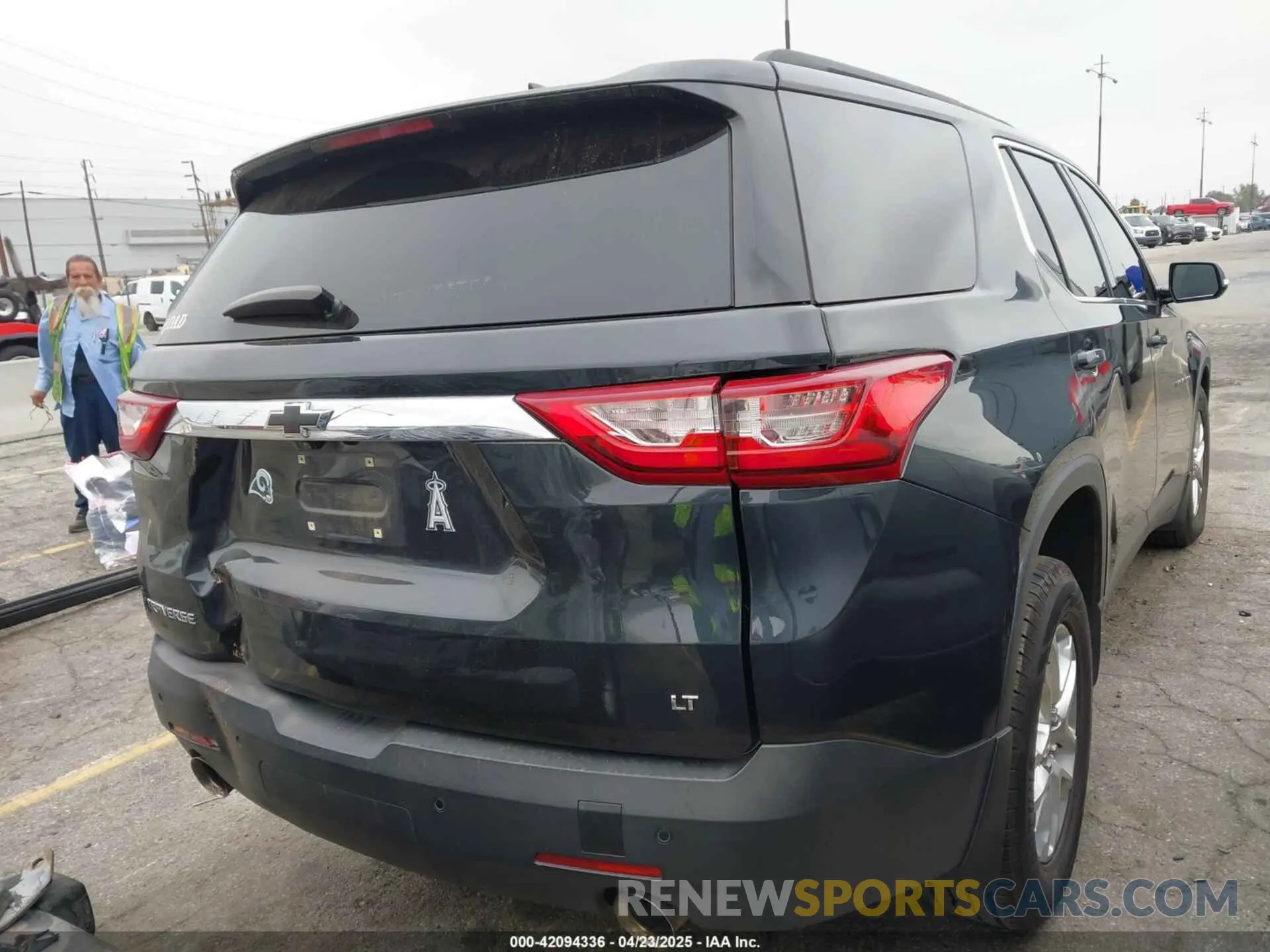 4 Photograph of a damaged car 1GNERGKWXLJ320261 CHEVROLET TRAVERSE 2020