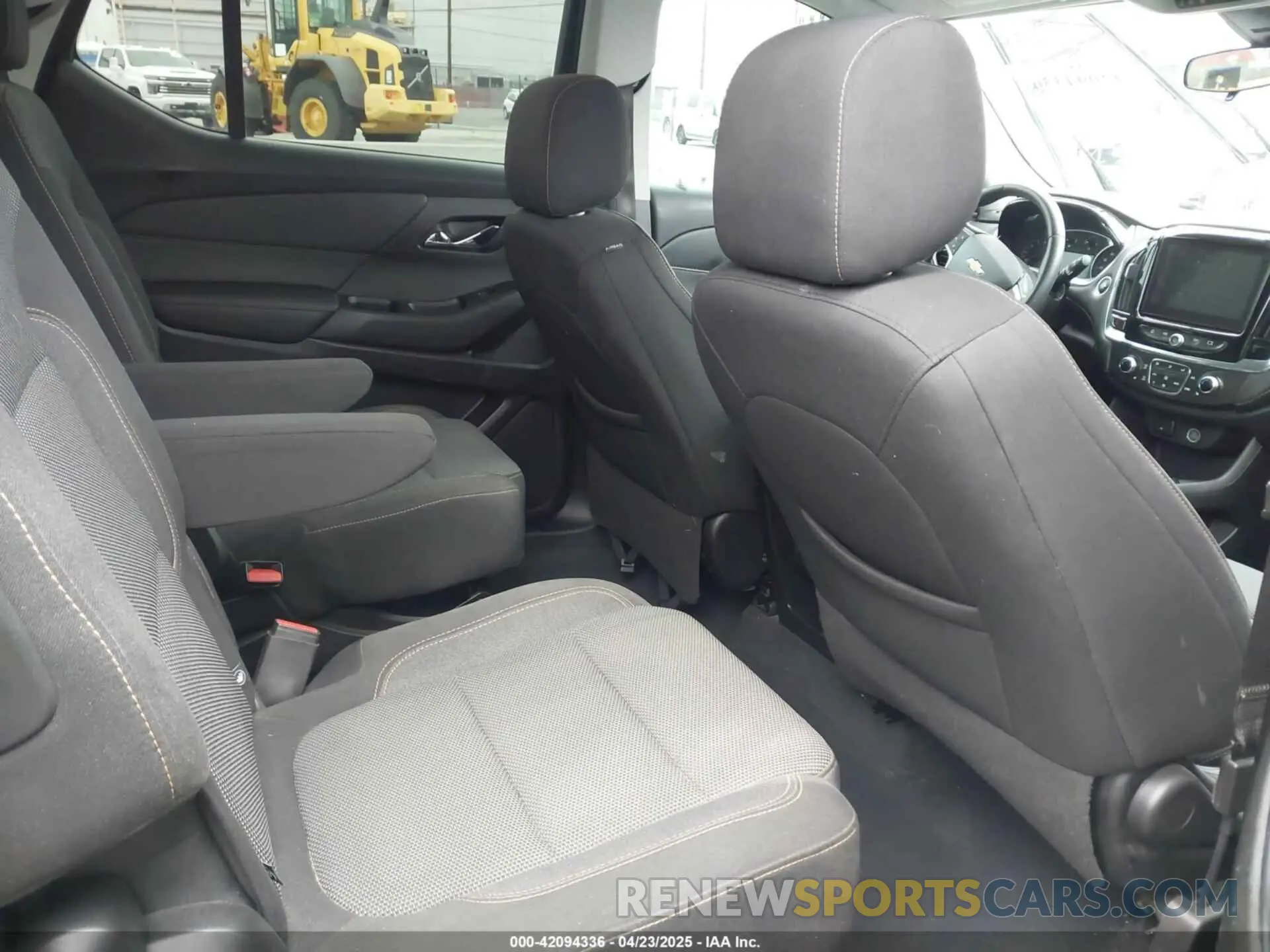 8 Photograph of a damaged car 1GNERGKWXLJ320261 CHEVROLET TRAVERSE 2020