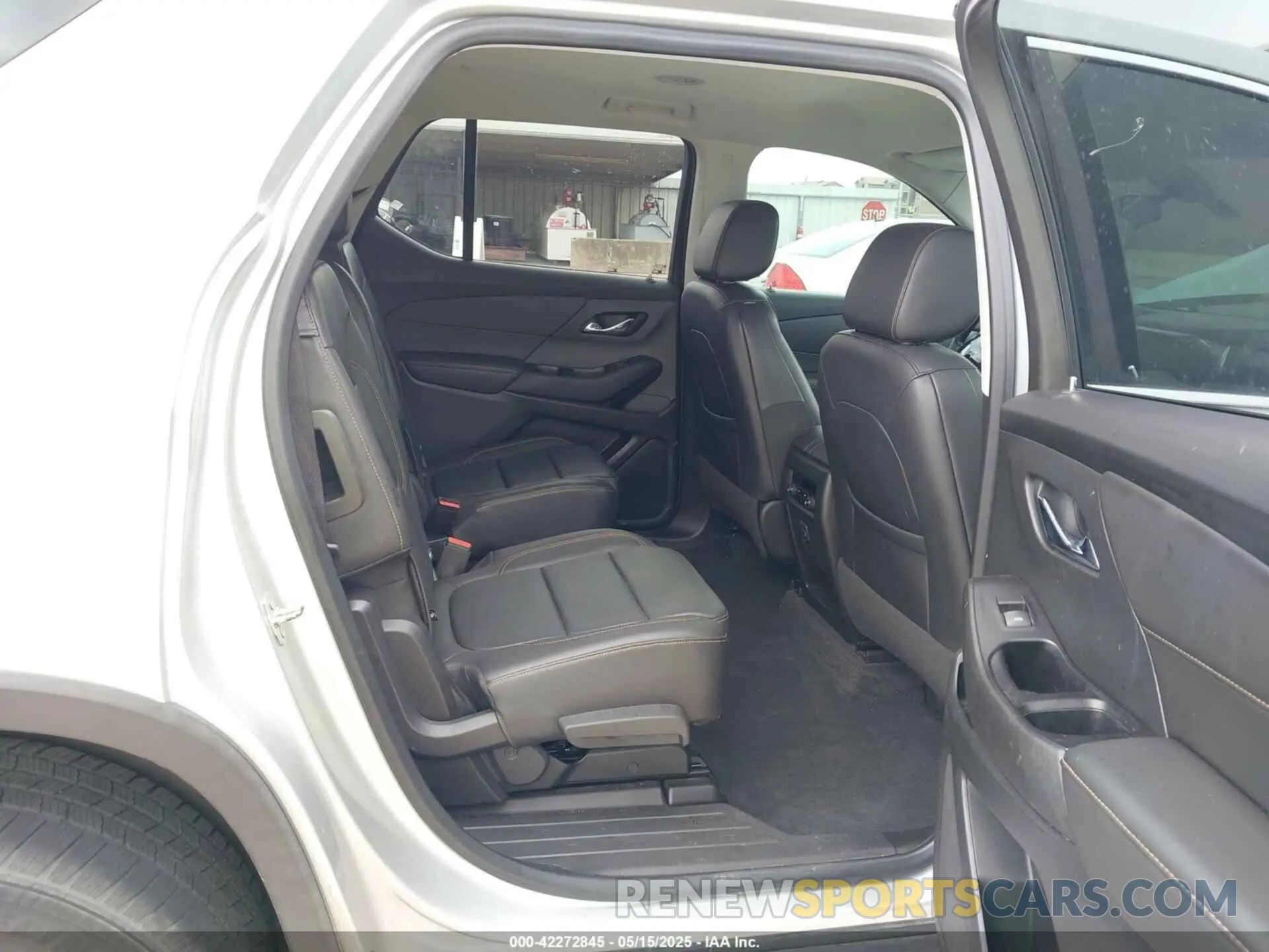 8 Photograph of a damaged car 1GNERHKW3LJ237616 CHEVROLET TRAVERSE 2020