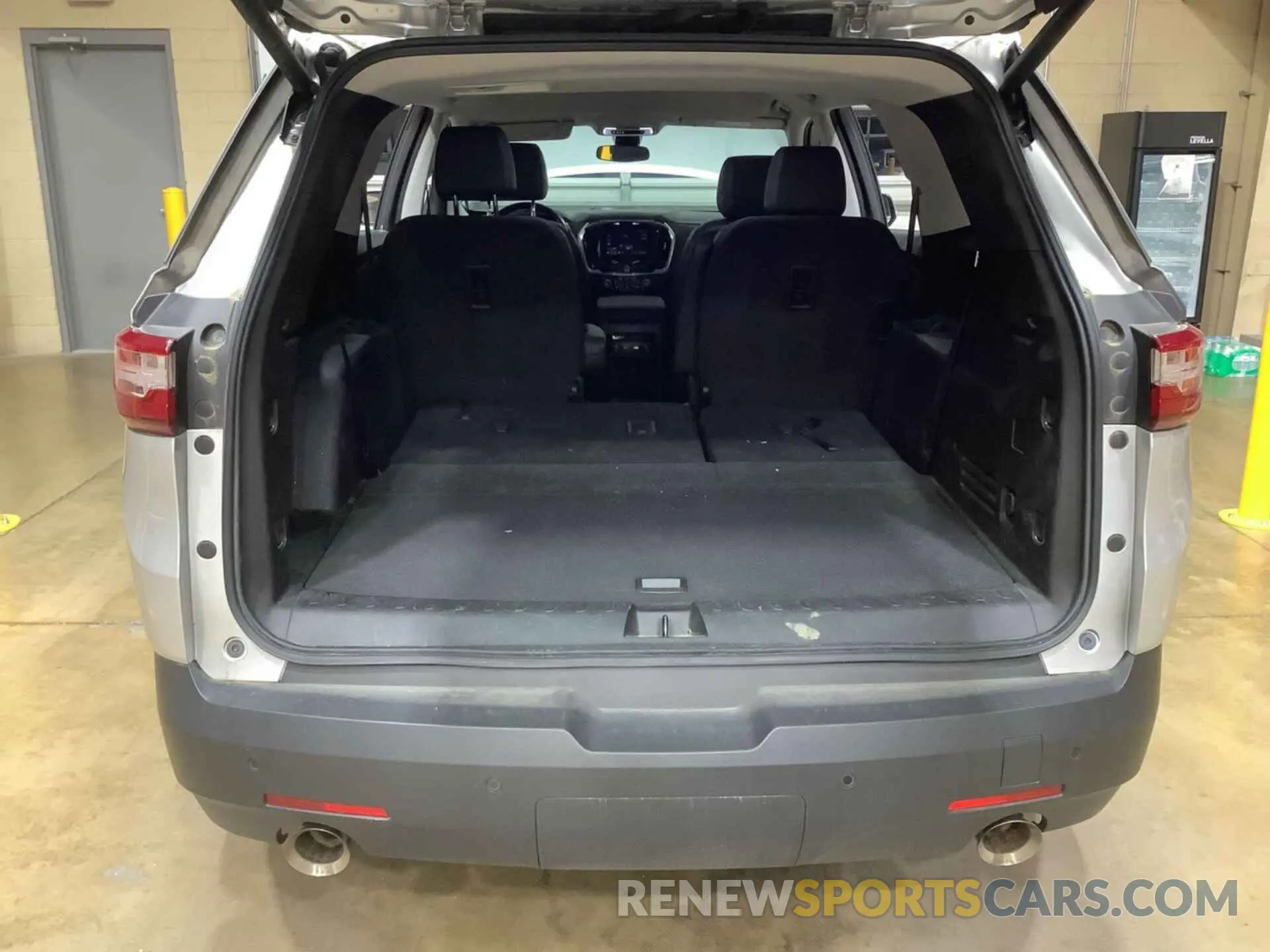 17 Photograph of a damaged car 1GNERHKW4LJ295699 CHEVROLET TRAVERSE 2020