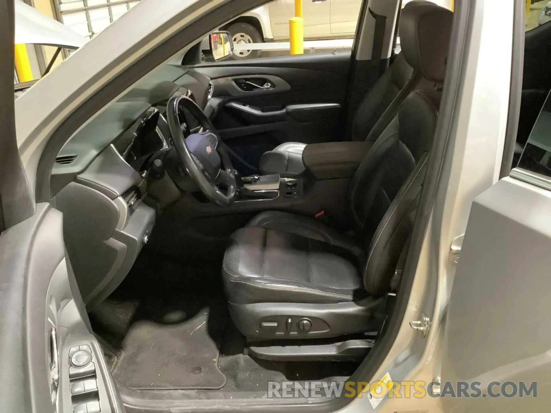 2 Photograph of a damaged car 1GNERHKW4LJ295699 CHEVROLET TRAVERSE 2020
