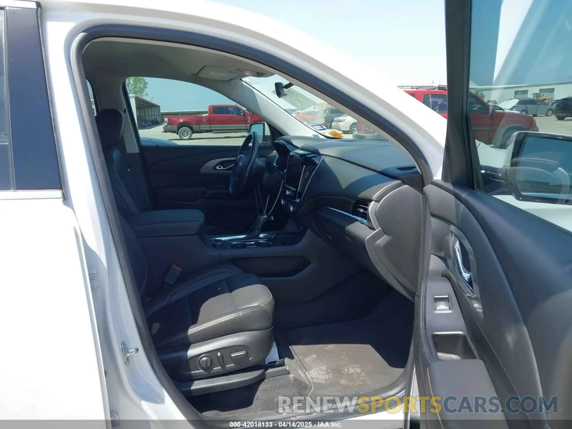 5 Photograph of a damaged car 1GNERHKW8LJ205695 CHEVROLET TRAVERSE 2020