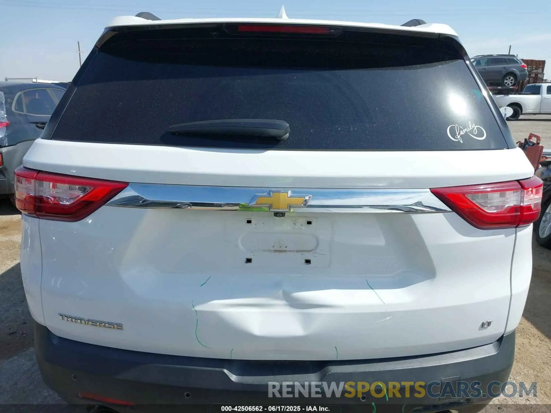17 Photograph of a damaged car 1GNERHKW8LJ308468 CHEVROLET TRAVERSE 2020