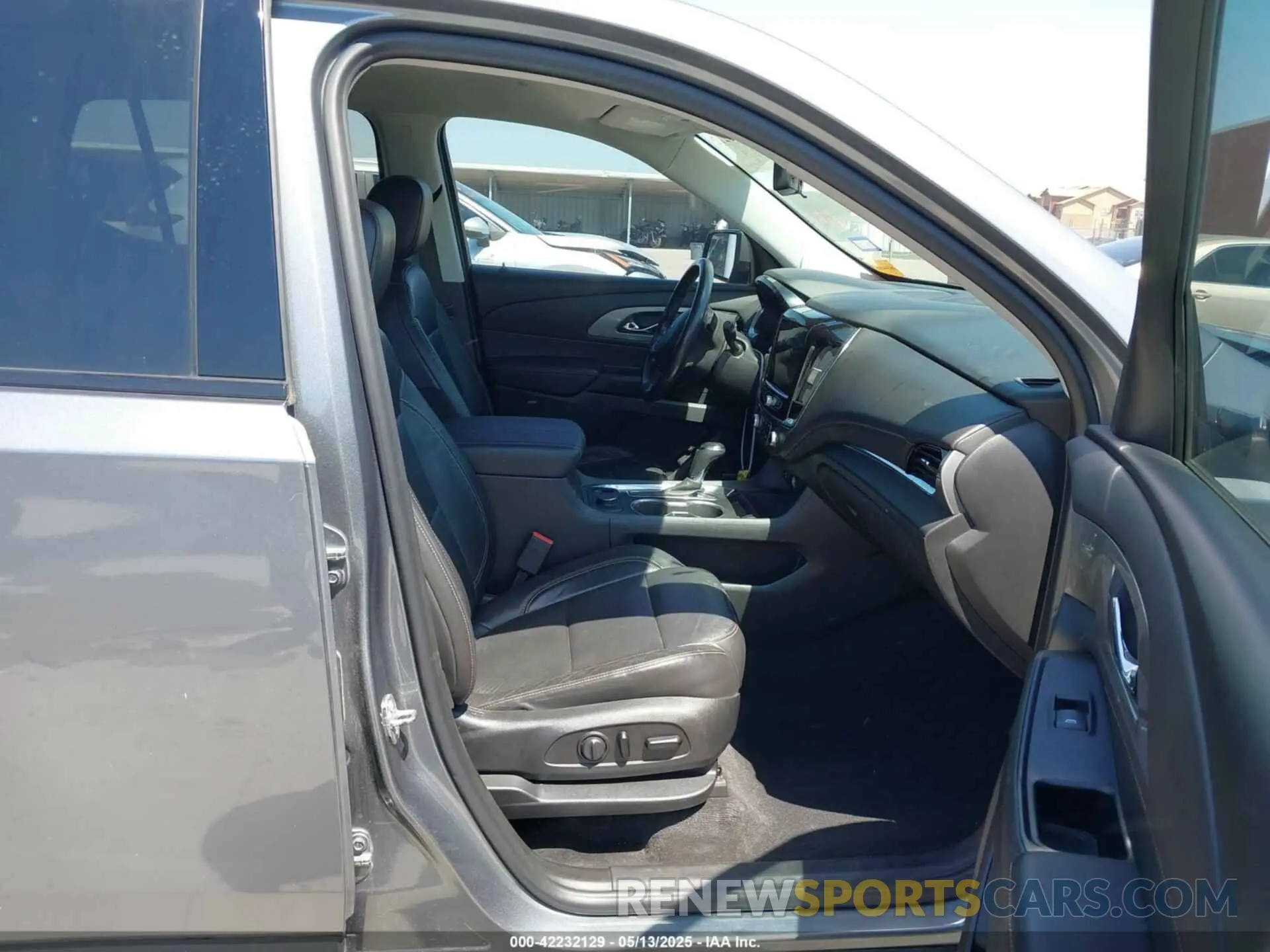5 Photograph of a damaged car 1GNERJKW0LJ267972 CHEVROLET TRAVERSE 2020