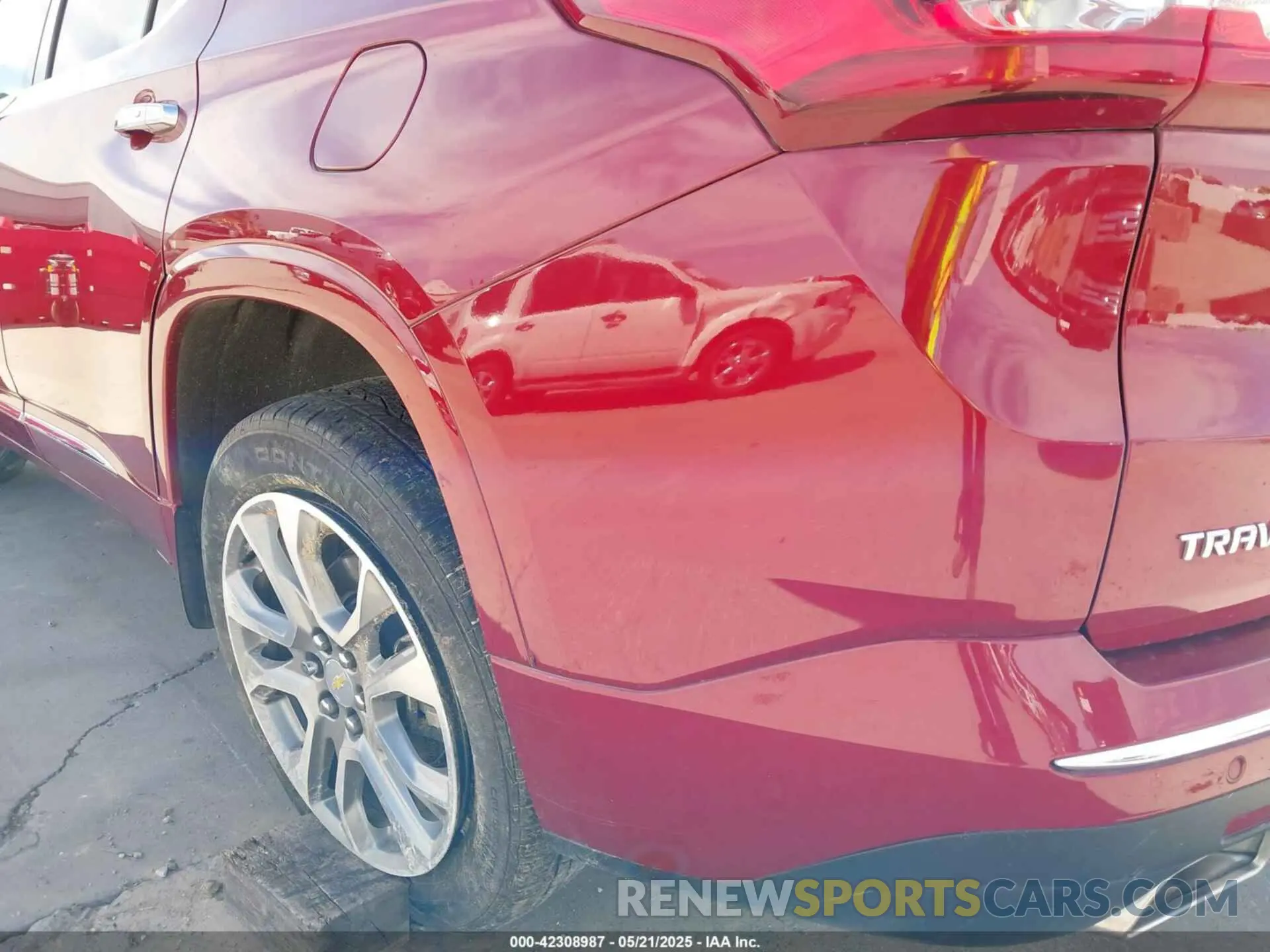 19 Photograph of a damaged car 1GNERKKW0LJ225601 CHEVROLET TRAVERSE 2020