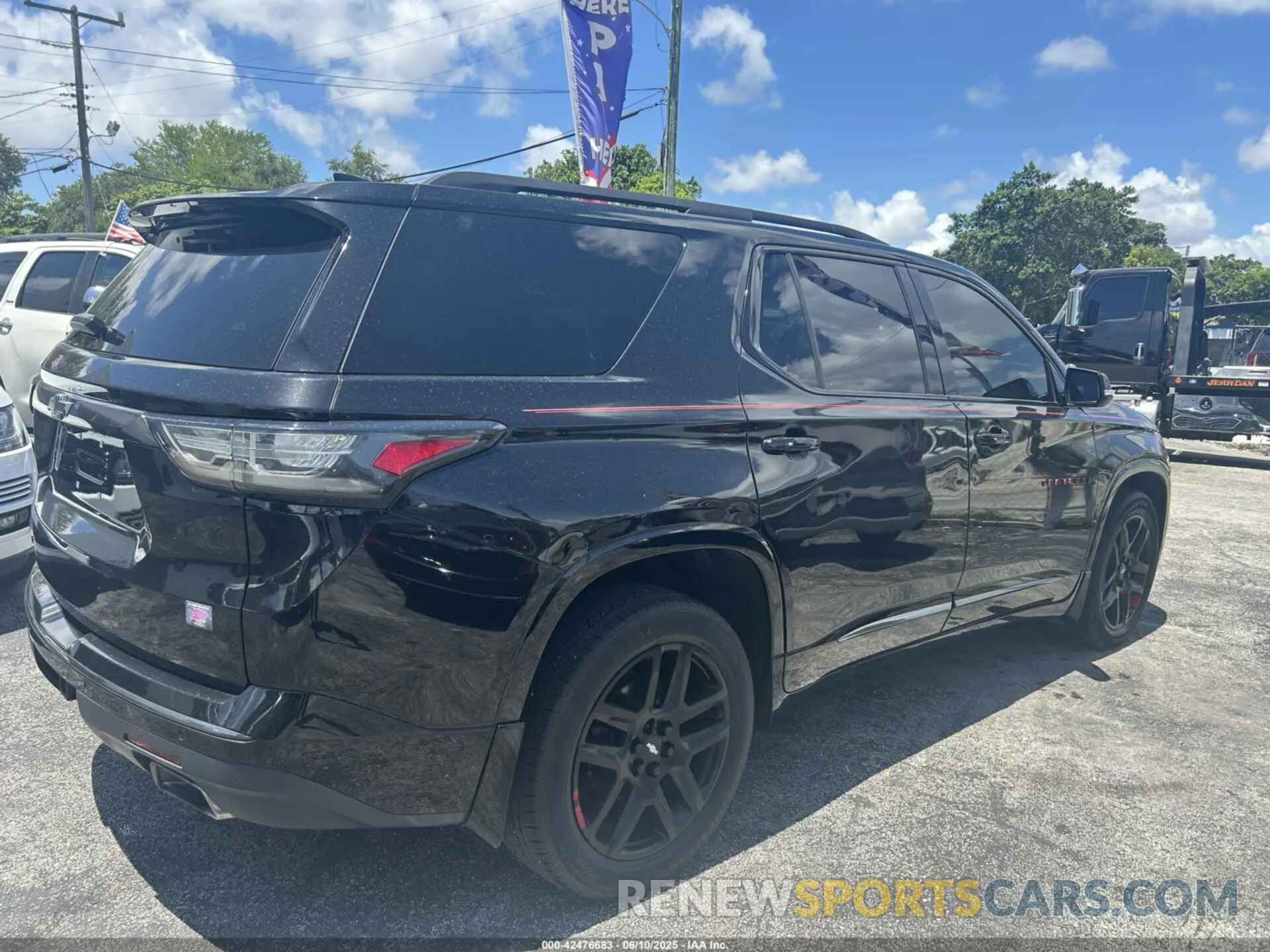 4 Photograph of a damaged car 1GNERKKW2LJ102589 CHEVROLET TRAVERSE 2020