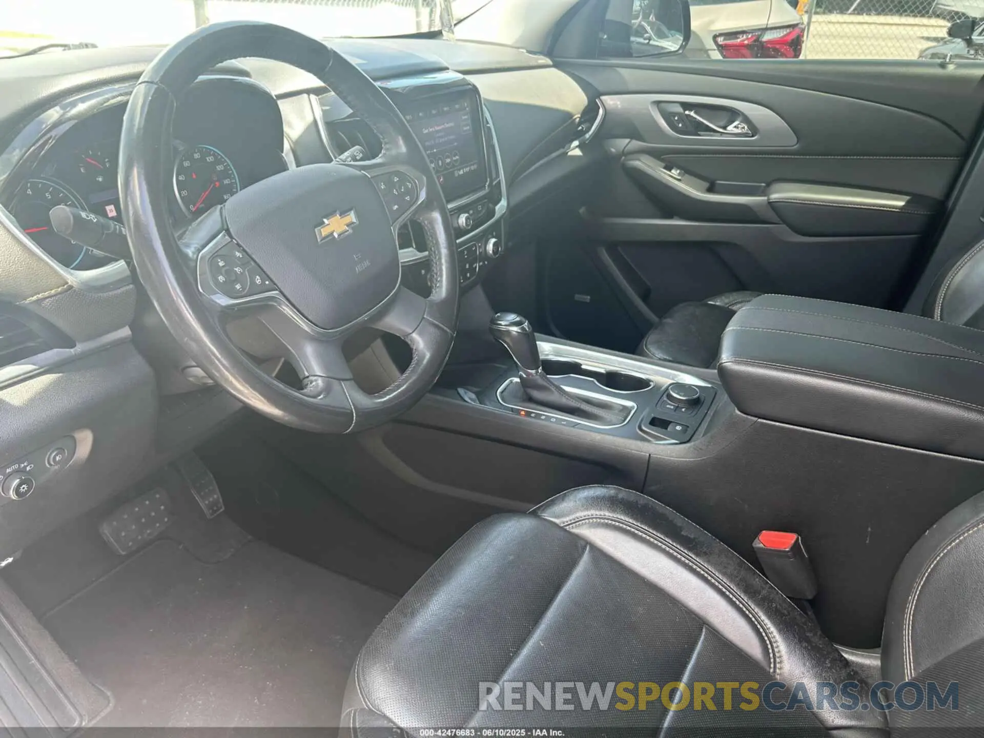 5 Photograph of a damaged car 1GNERKKW2LJ102589 CHEVROLET TRAVERSE 2020