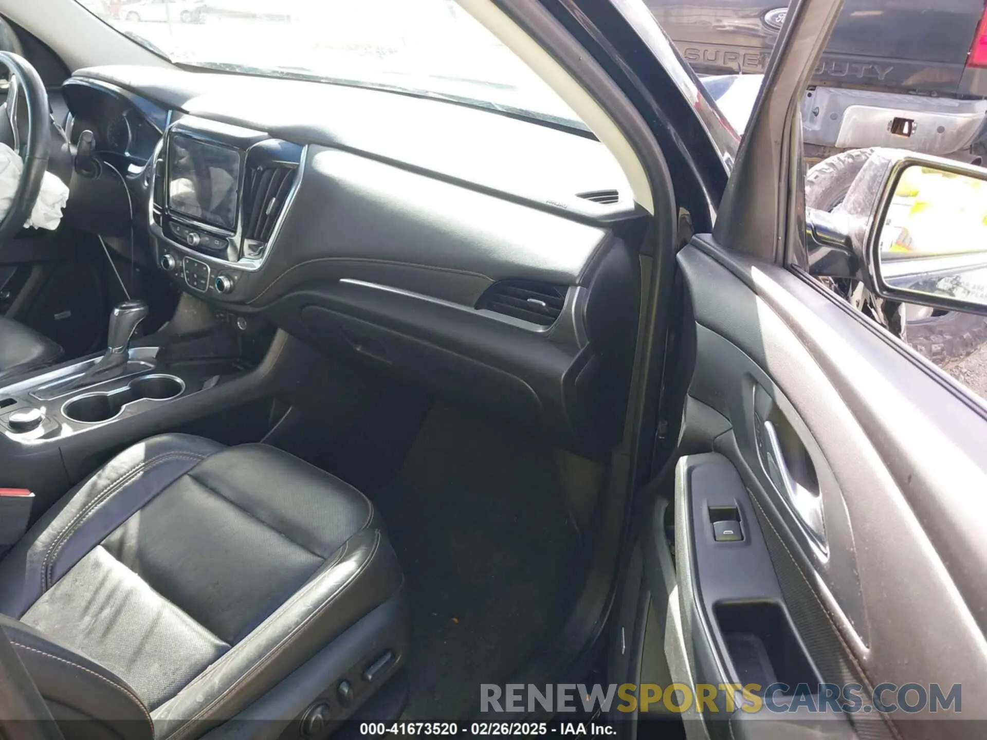 5 Photograph of a damaged car 1GNERKKWXLJ185222 CHEVROLET TRAVERSE 2020