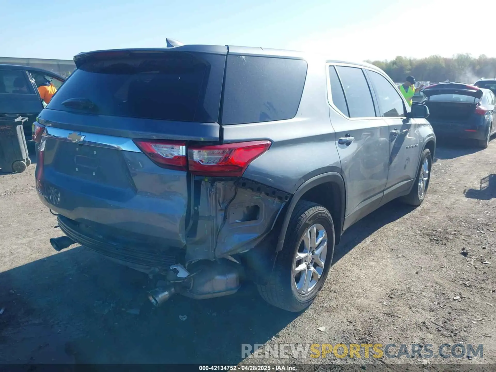 4 Photograph of a damaged car 1GNEVFKW1LJ141810 CHEVROLET TRAVERSE 2020