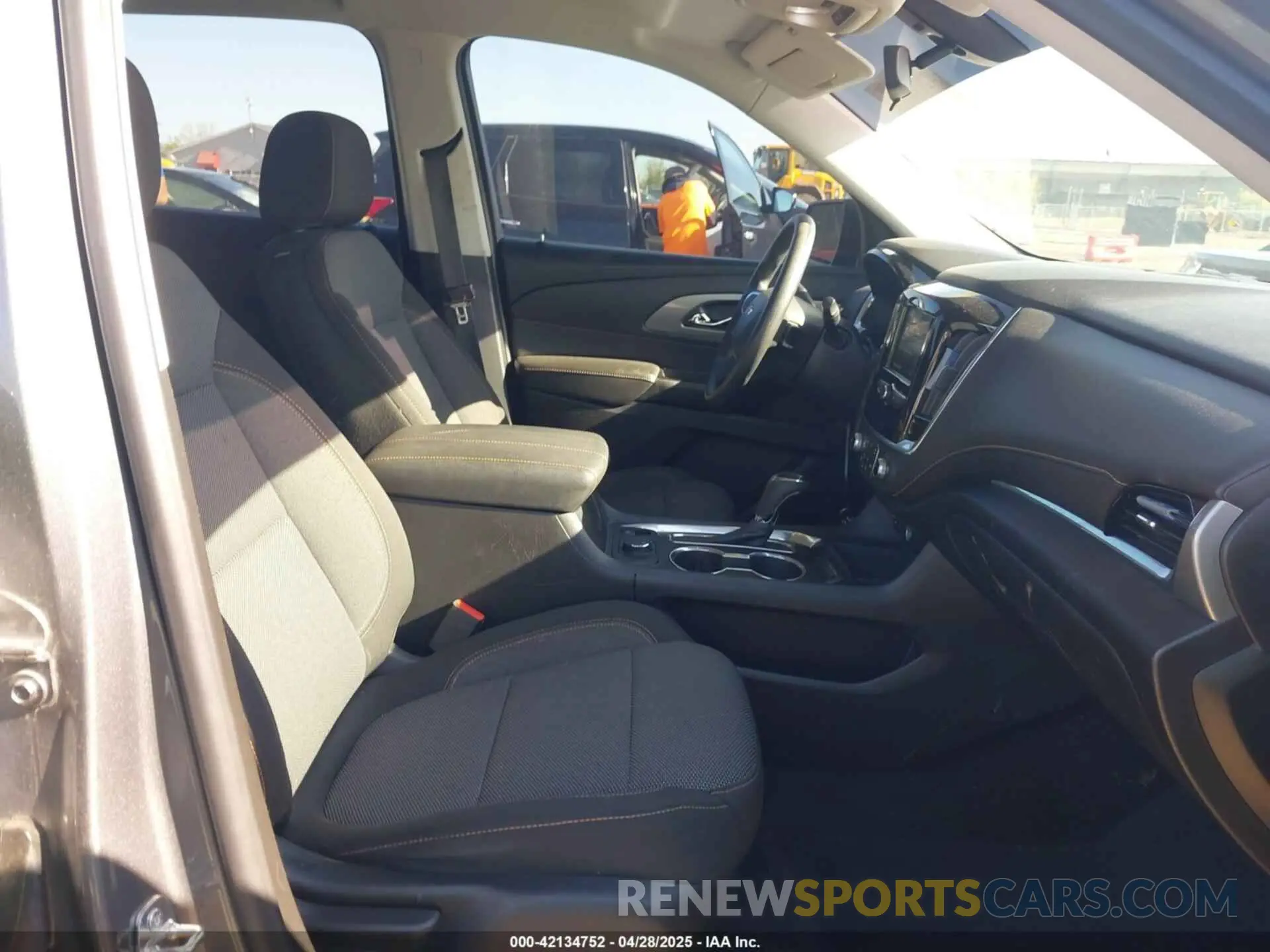 5 Photograph of a damaged car 1GNEVFKW1LJ141810 CHEVROLET TRAVERSE 2020