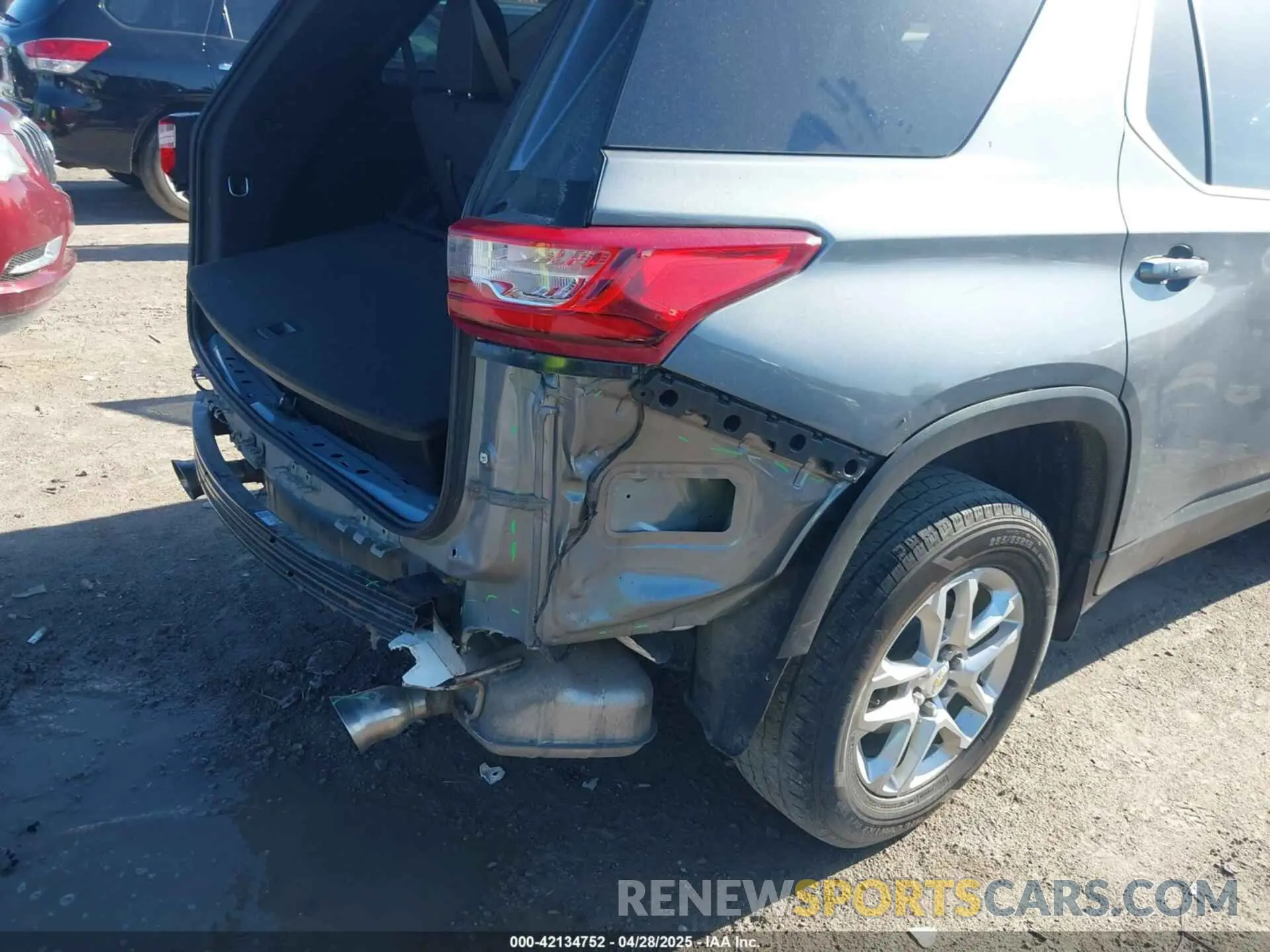 6 Photograph of a damaged car 1GNEVFKW1LJ141810 CHEVROLET TRAVERSE 2020