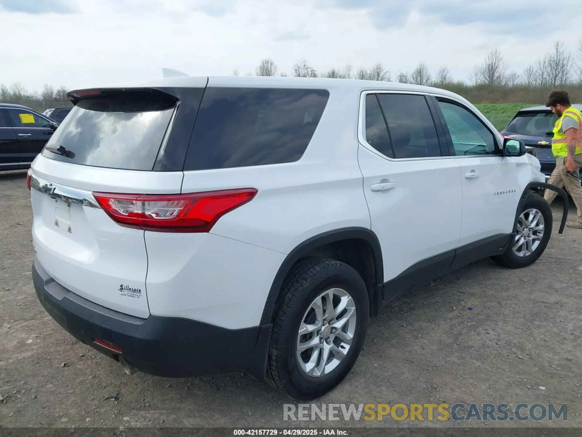 4 Photograph of a damaged car 1GNEVFKW7LJ121240 CHEVROLET TRAVERSE 2020