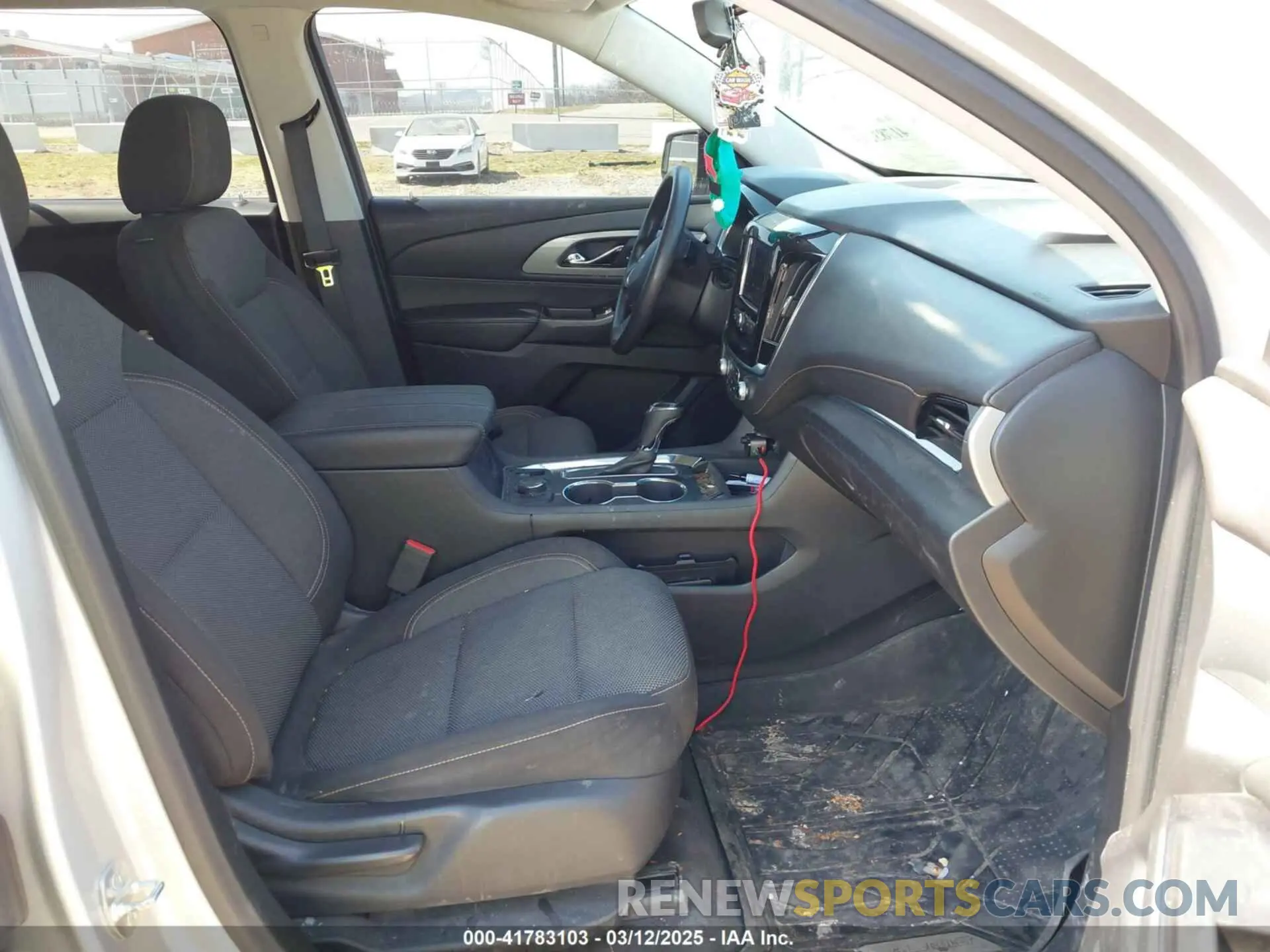 5 Photograph of a damaged car 1GNEVFKW8LJ217698 CHEVROLET TRAVERSE 2020