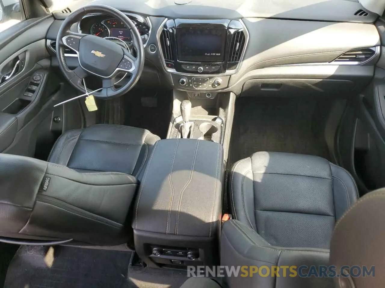 8 Photograph of a damaged car 1GNEVGKW4LJ218210 CHEVROLET TRAVERSE 2020