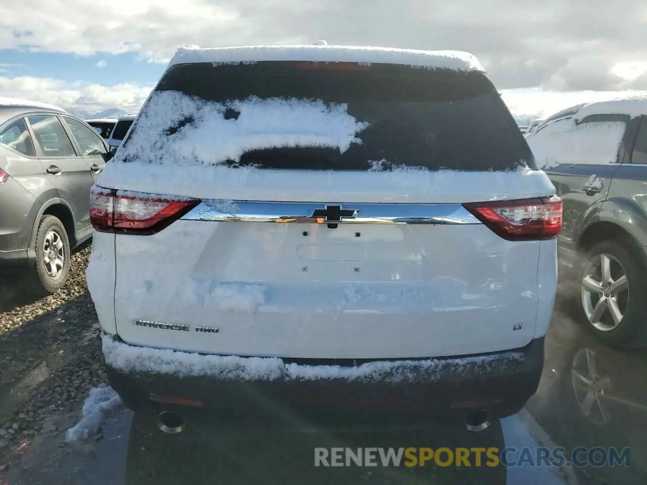 6 Photograph of a damaged car 1GNEVGKW5LJ316887 CHEVROLET TRAVERSE 2020