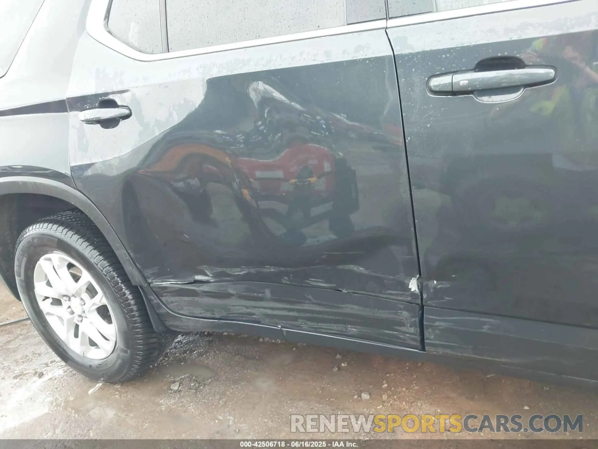 17 Photograph of a damaged car 1GNEVGKW8LJ270715 CHEVROLET TRAVERSE 2020